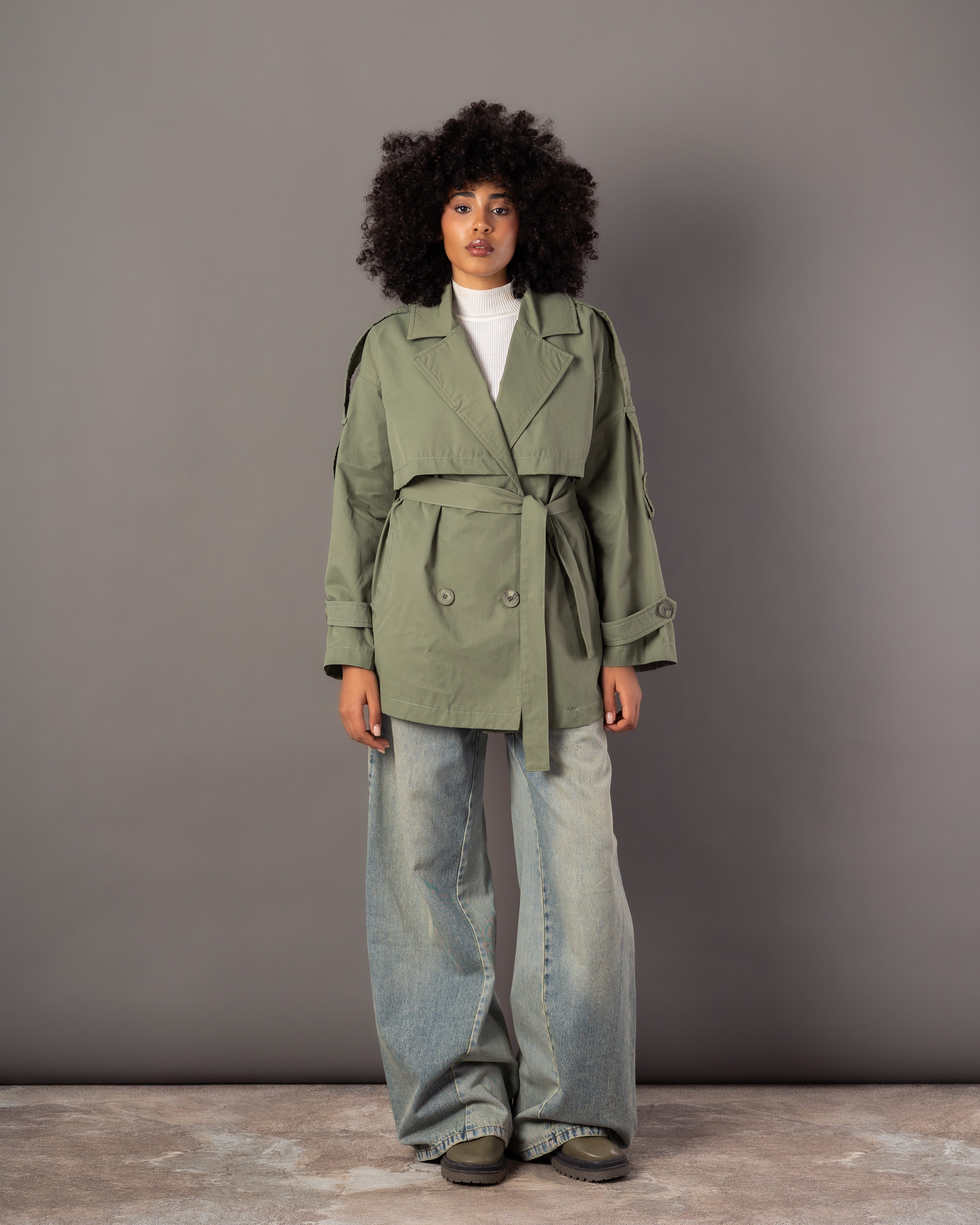 جاكيت من قماش الجبردين – مع حزام (أزرار على الأكمام، تفاصيل على الصدر)