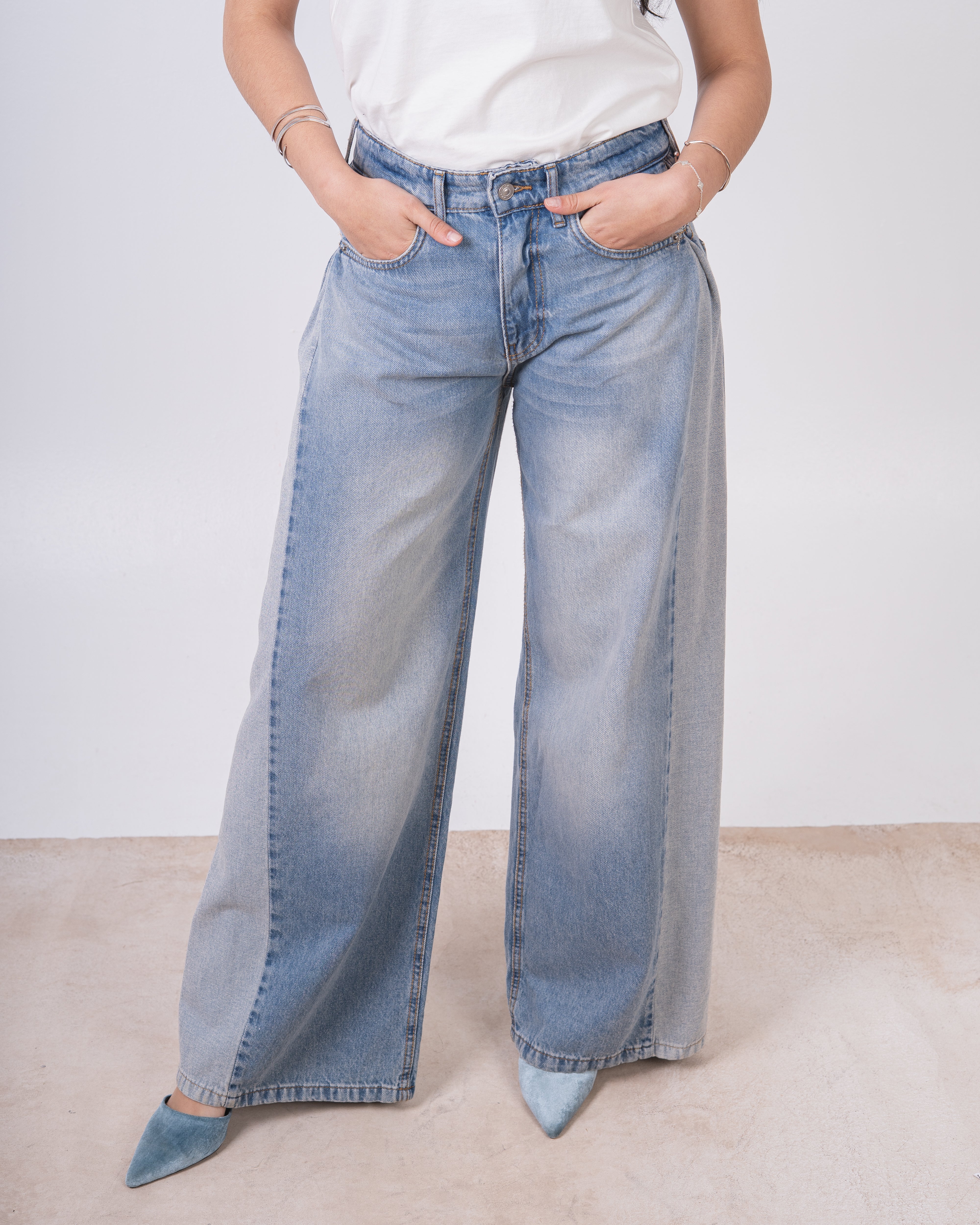 بنطلون جينز واسع الساقين – ألواح جانبية متباينة