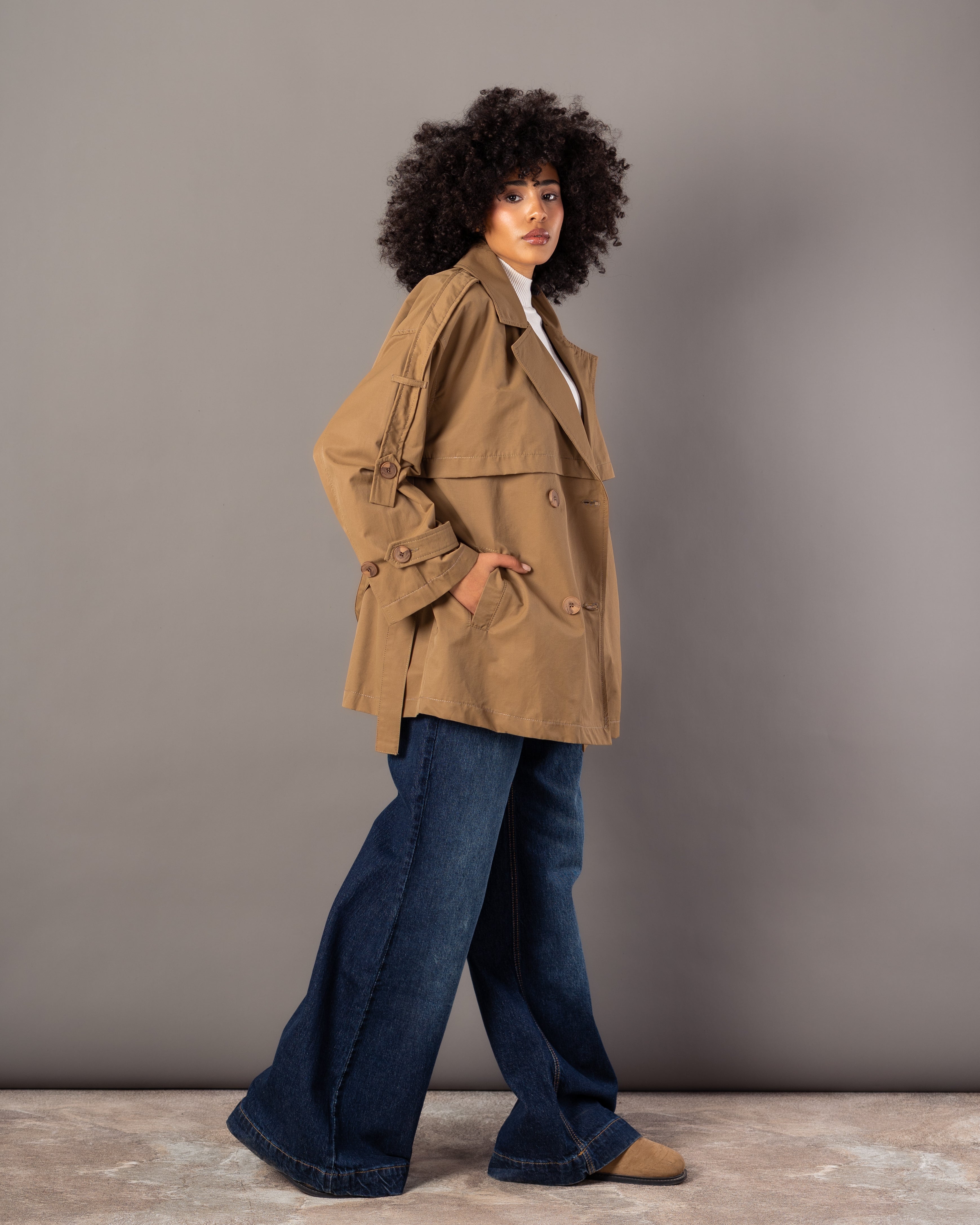 جاكيت من قماش الجبردين – مع حزام (أزرار على الأكمام، تفاصيل على الصدر)