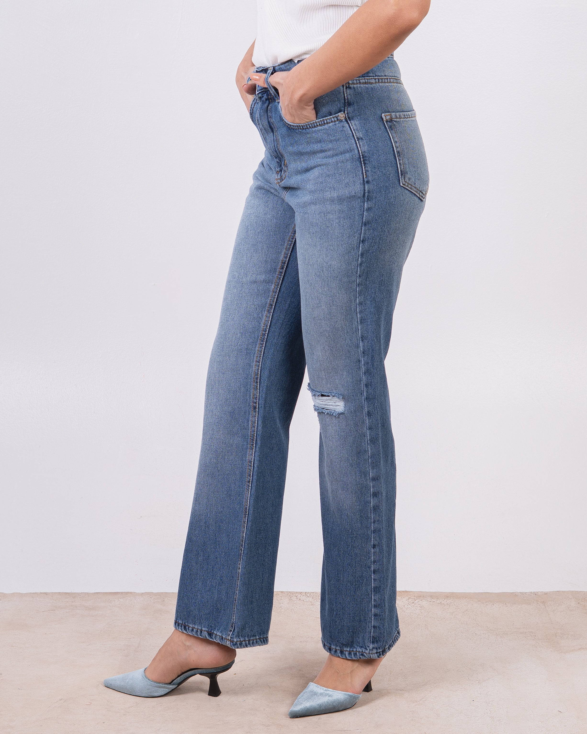 بنطال جينز واسع من الأسفل