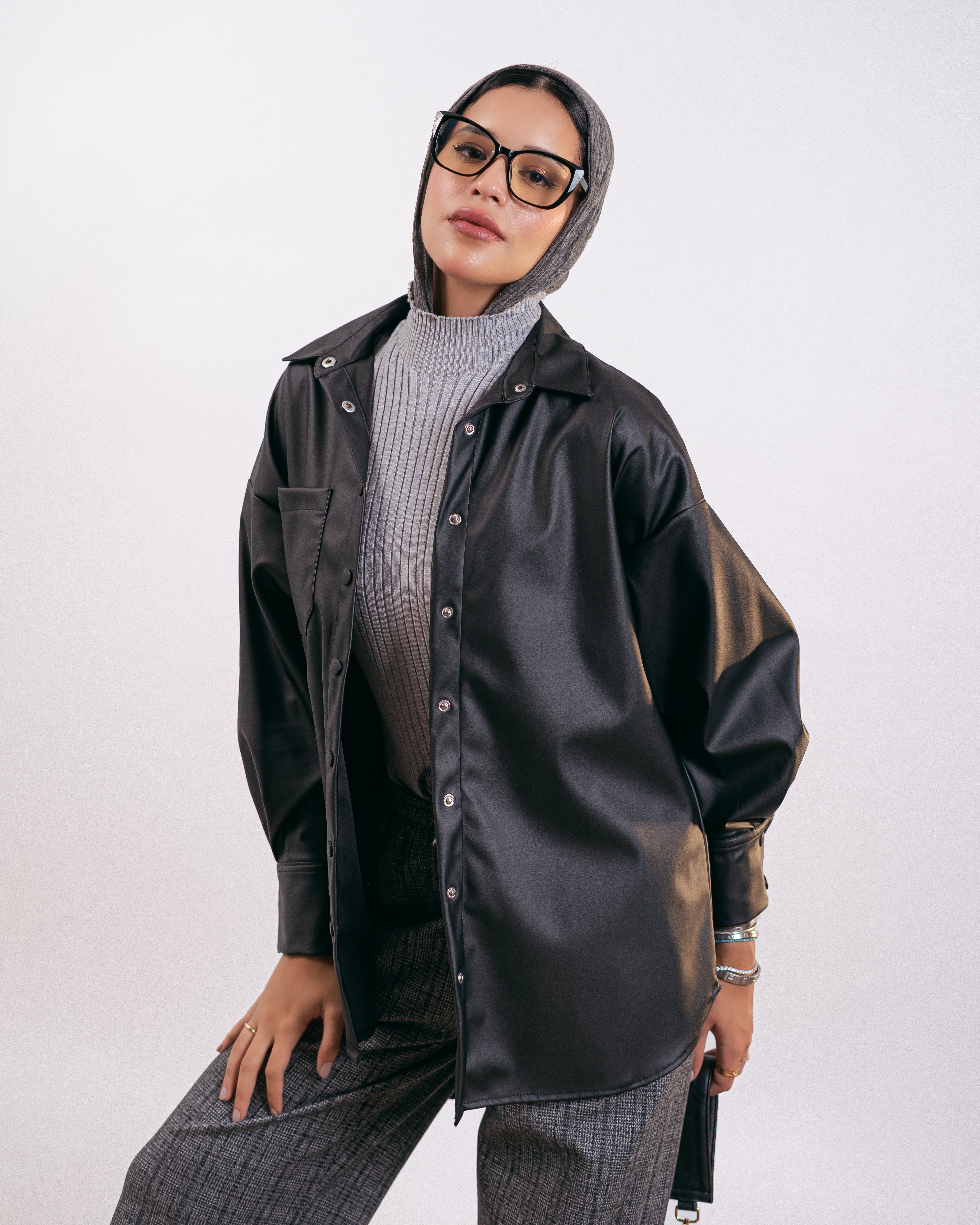 قميص جلدي - جيب على الصدر (أزرار مغناطيسية)