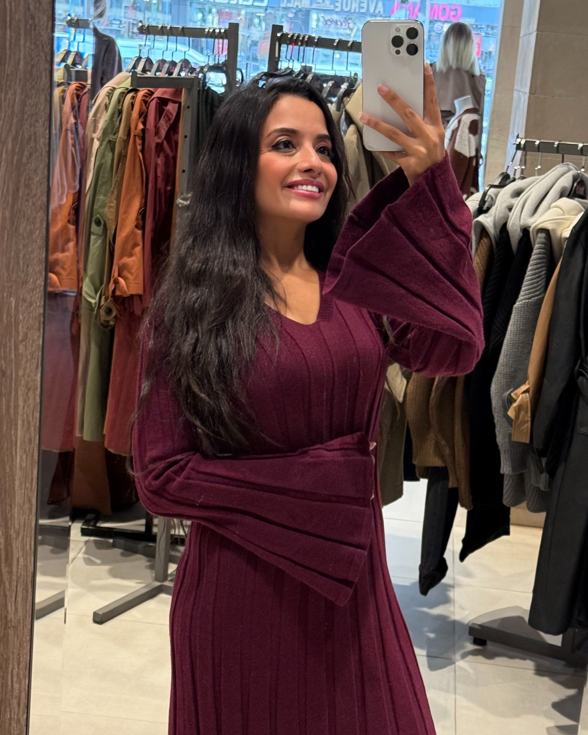 فستان محبوك بياقة على شكل حرف V مضلع