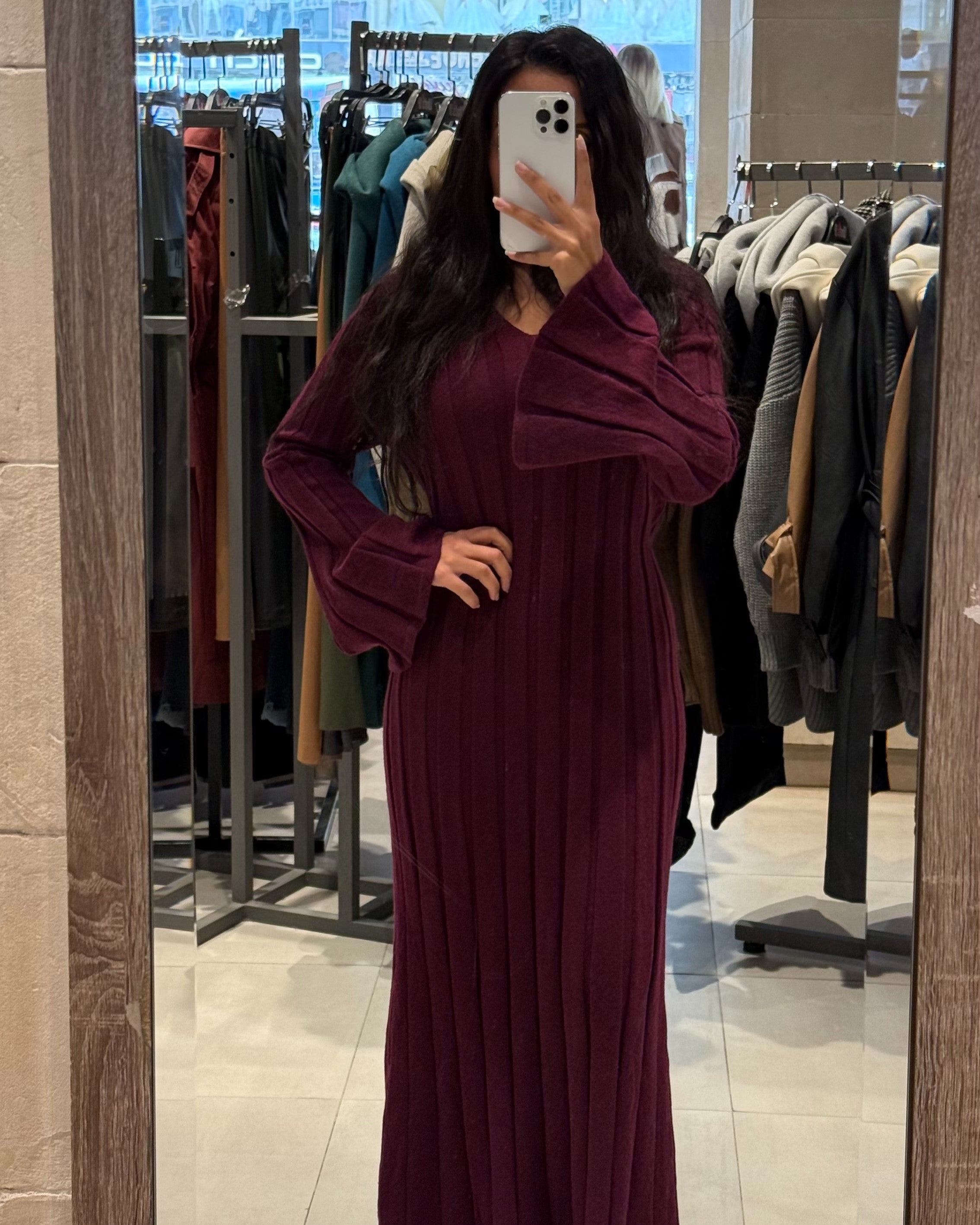 فستان محبوك بياقة على شكل حرف V مضلع