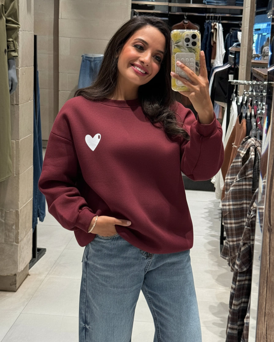 سويت شيرت عليه قلب وكتابة على الظهر