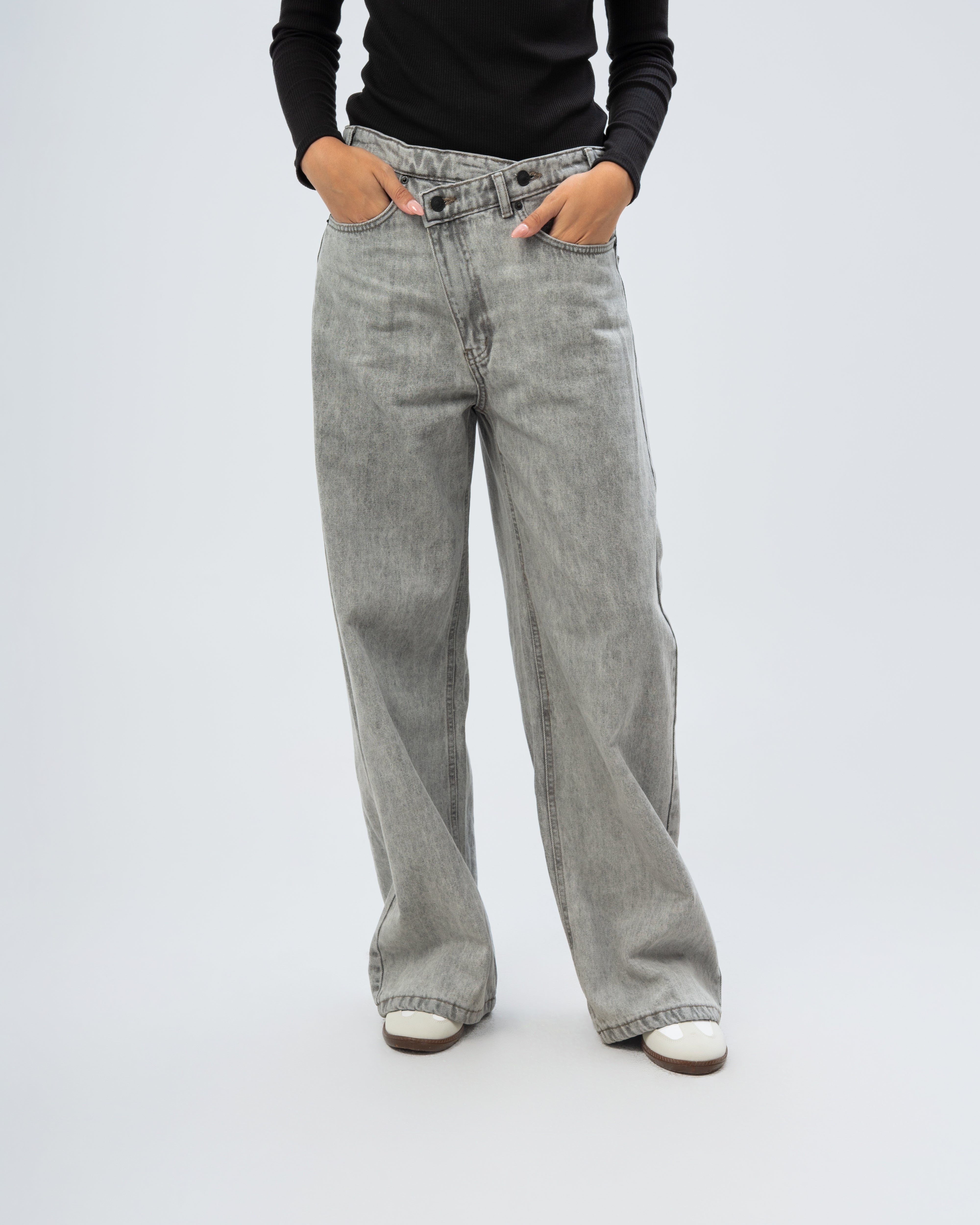 Denim with 2 buttons and a lock