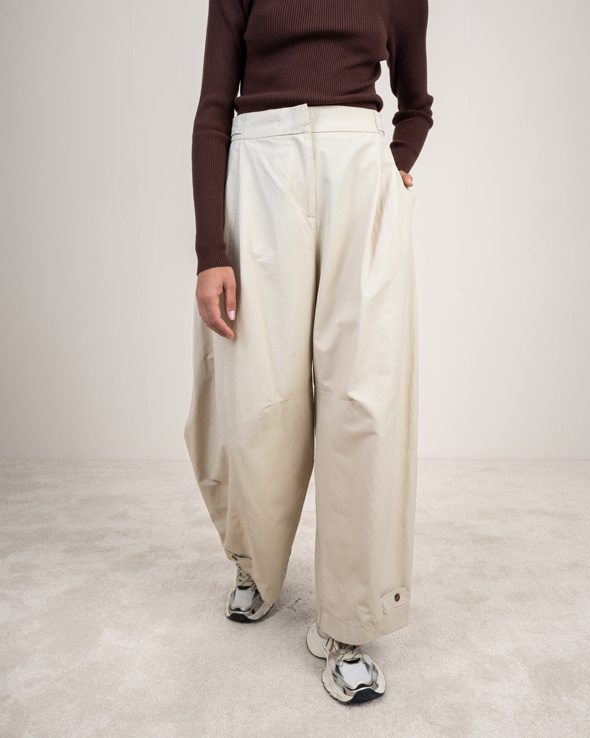 Gabardine trousers with a button