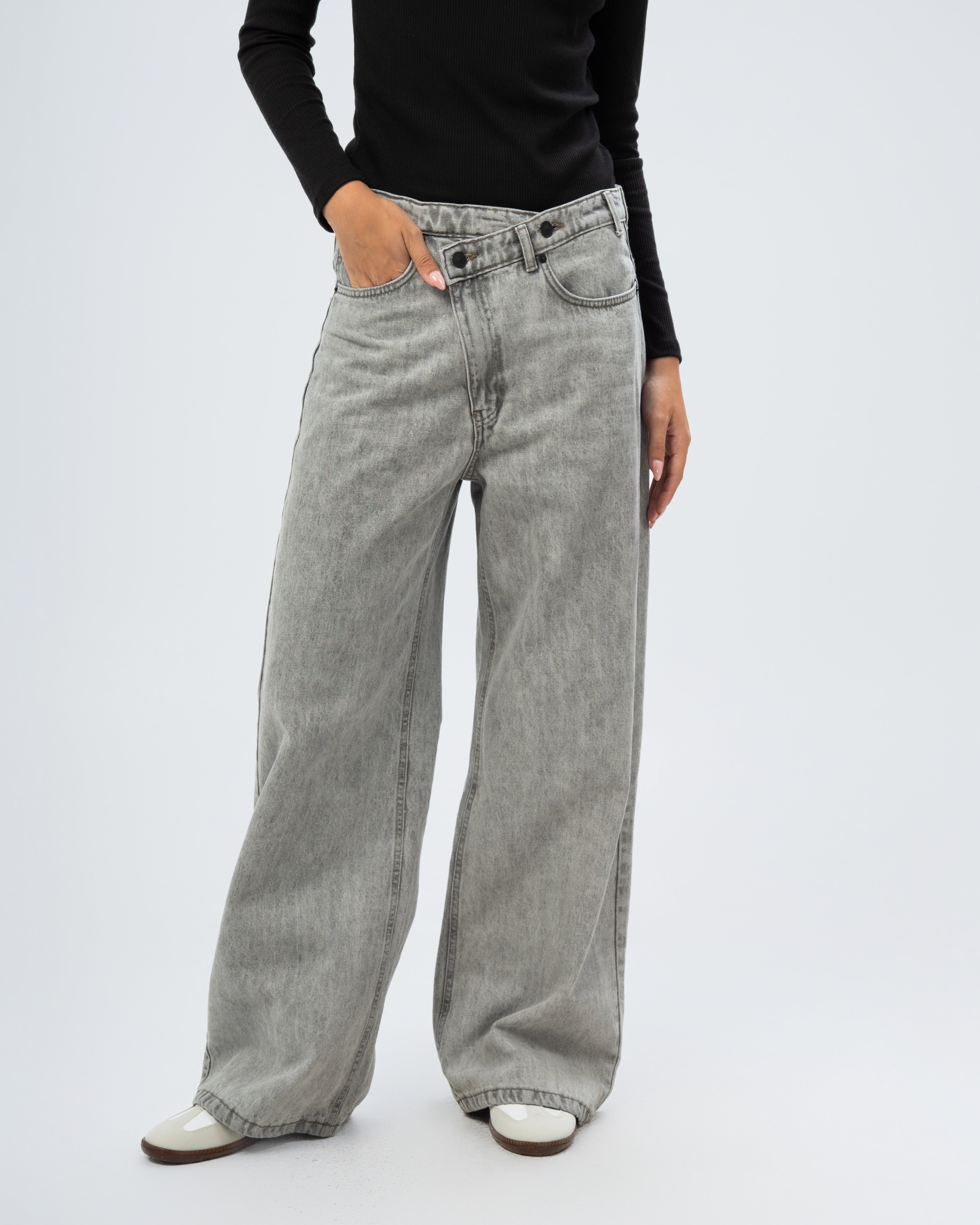 Denim with 2 buttons and a lock