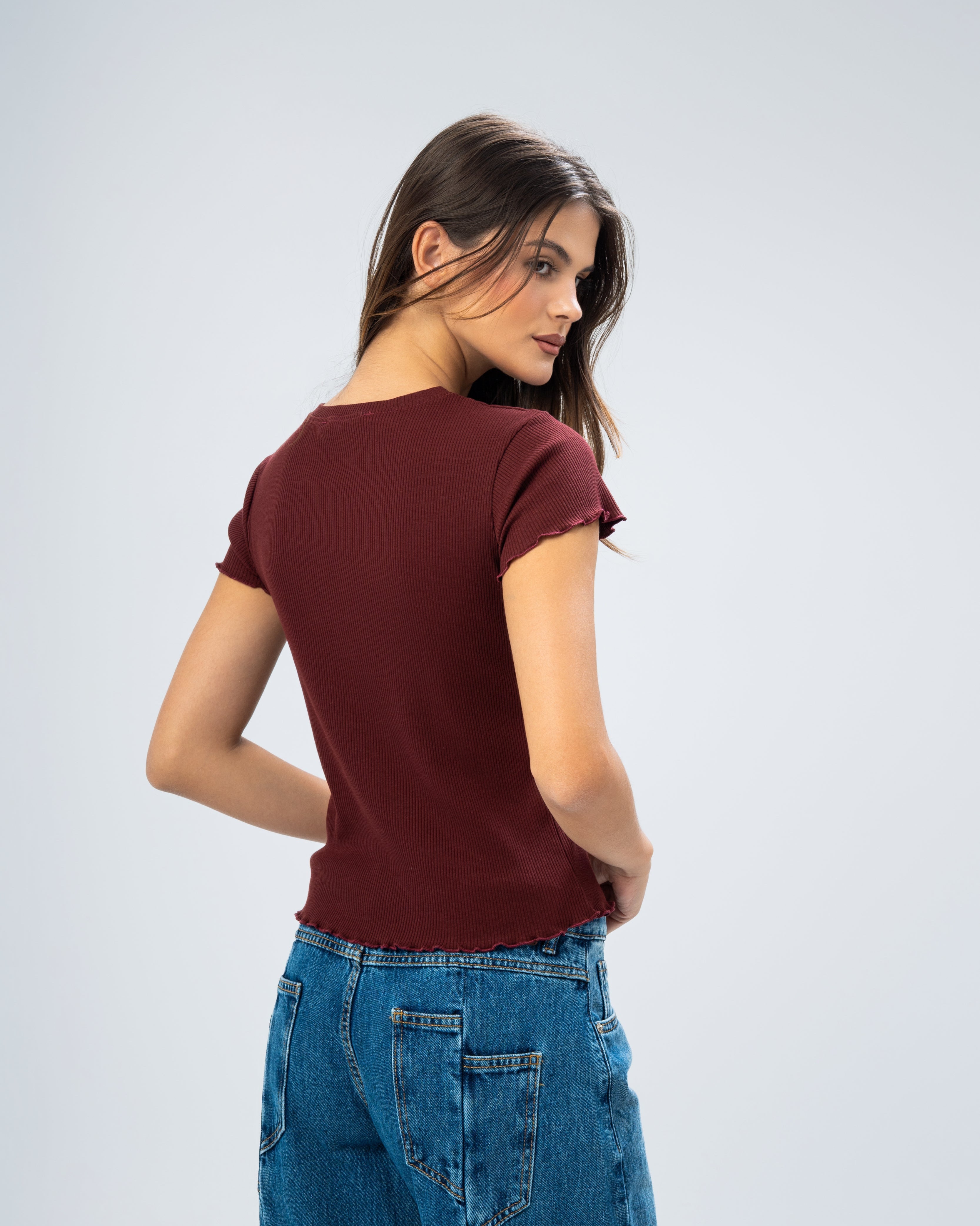 تي شيرت سادة أساسي بأكمام قصيرة