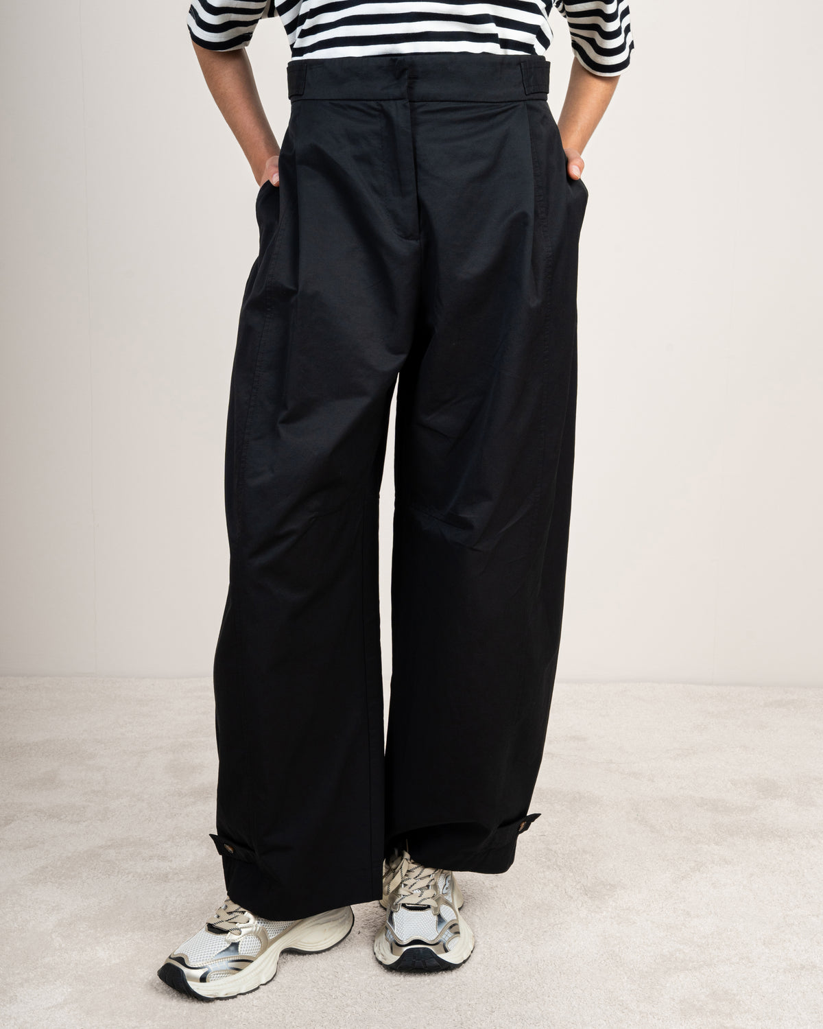 Gabardine trousers with a button