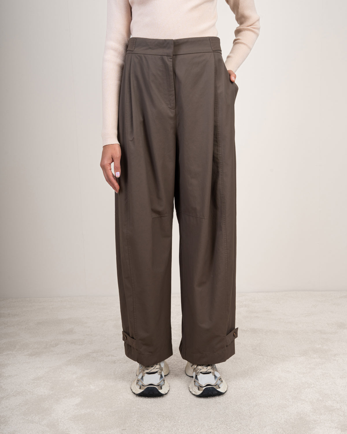 Gabardine trousers with a button