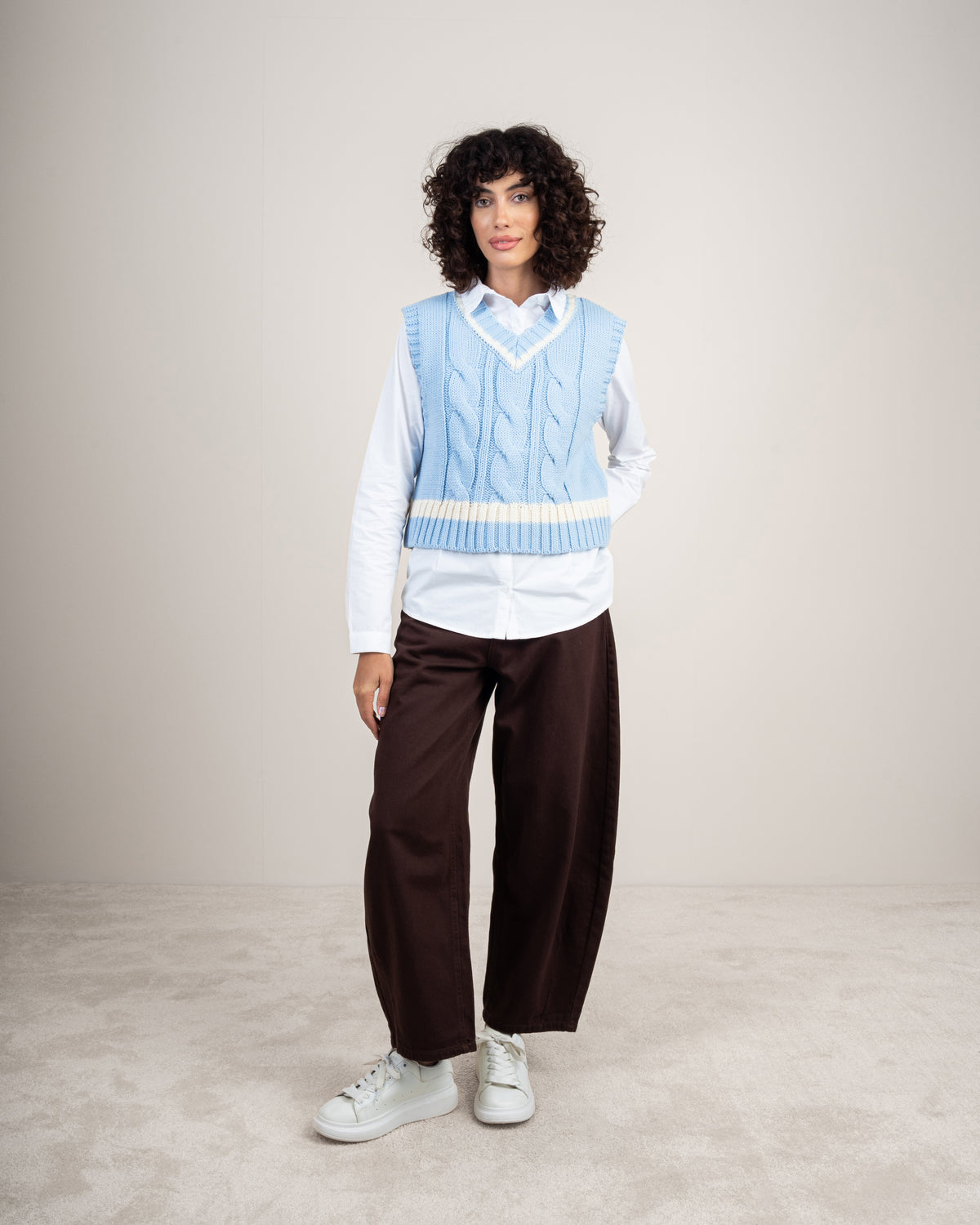 Short vest with a stripe