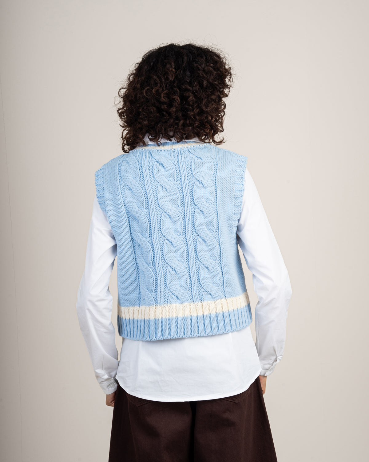 Short vest with a stripe