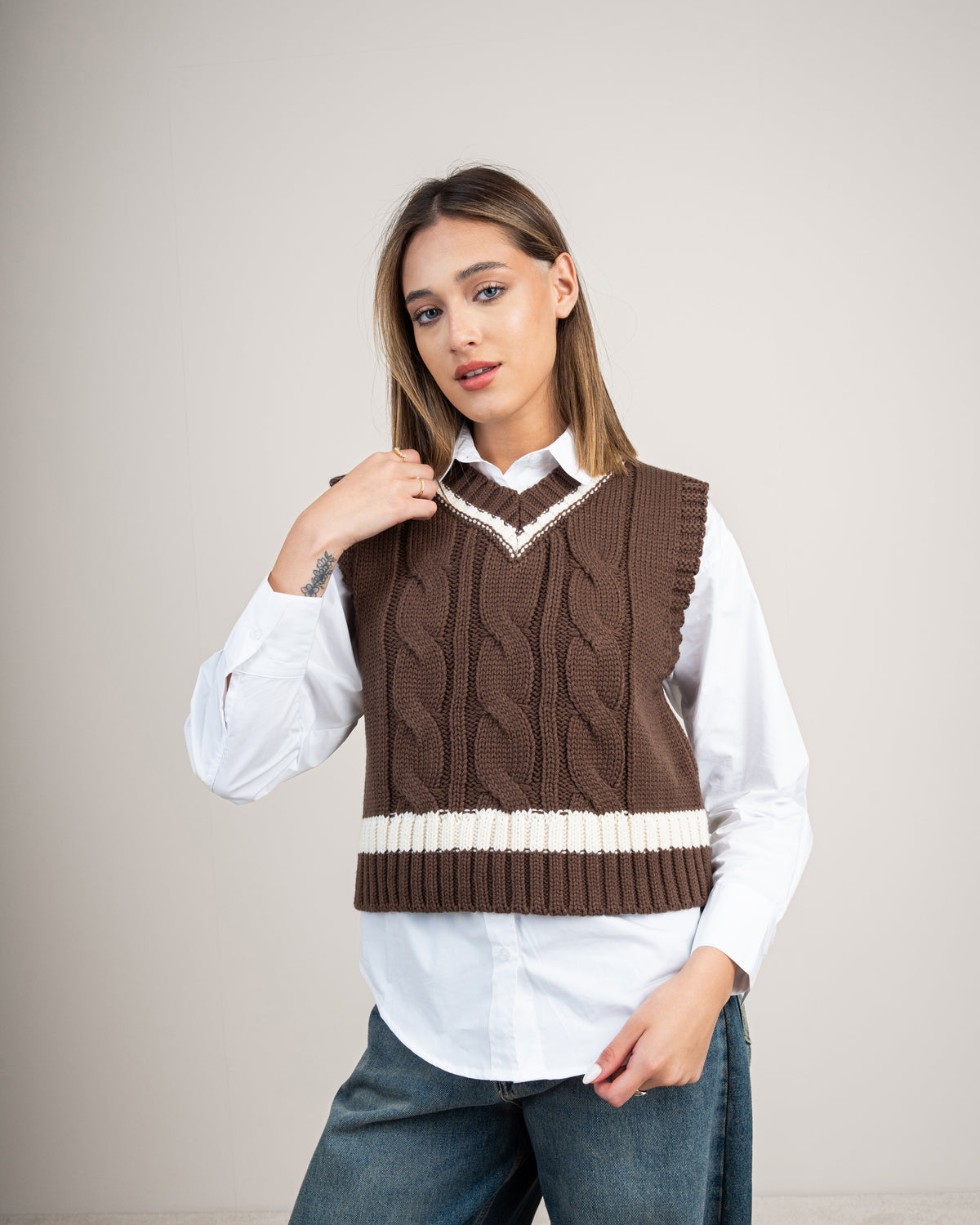 Short vest with a stripe
