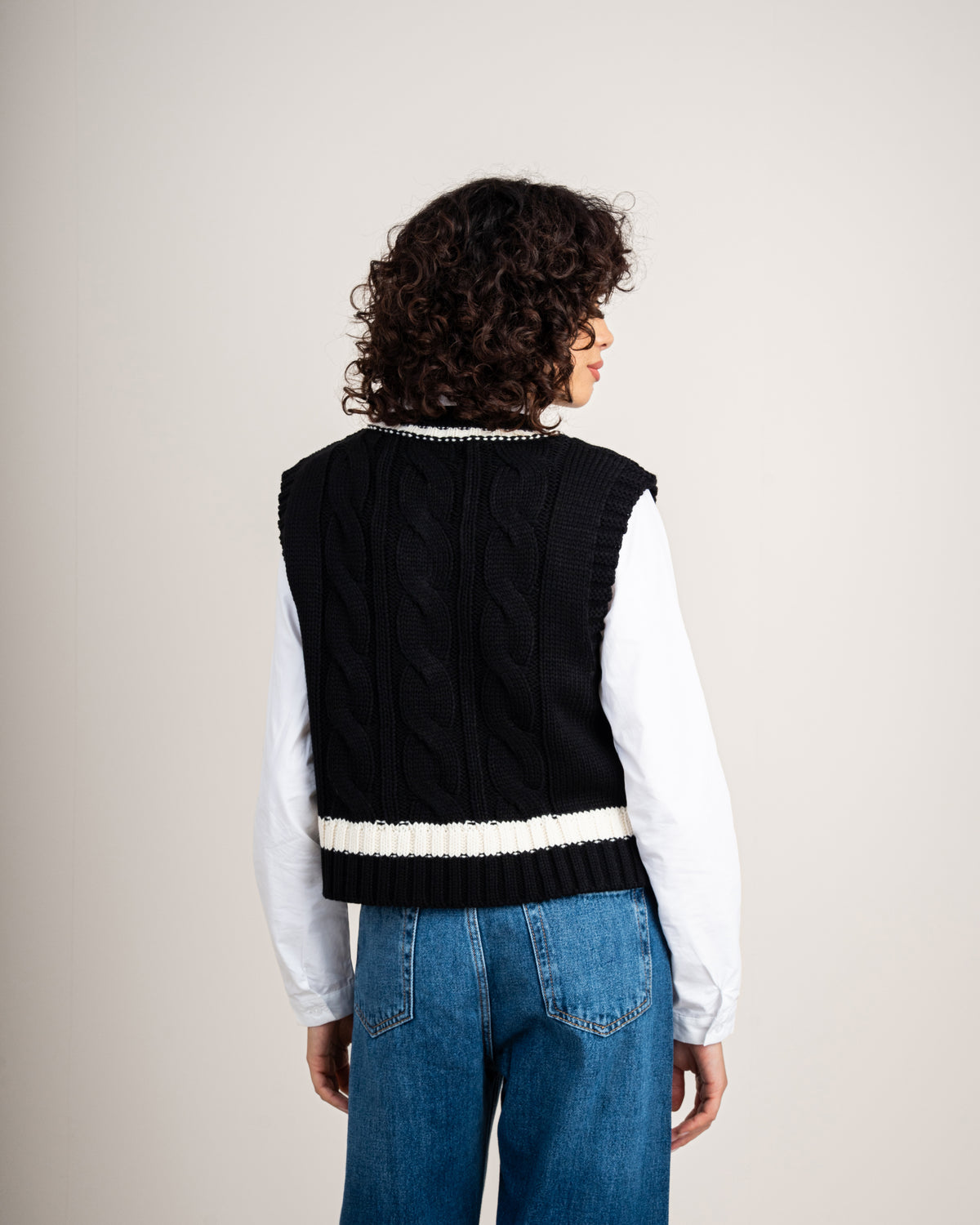 Short vest with a stripe