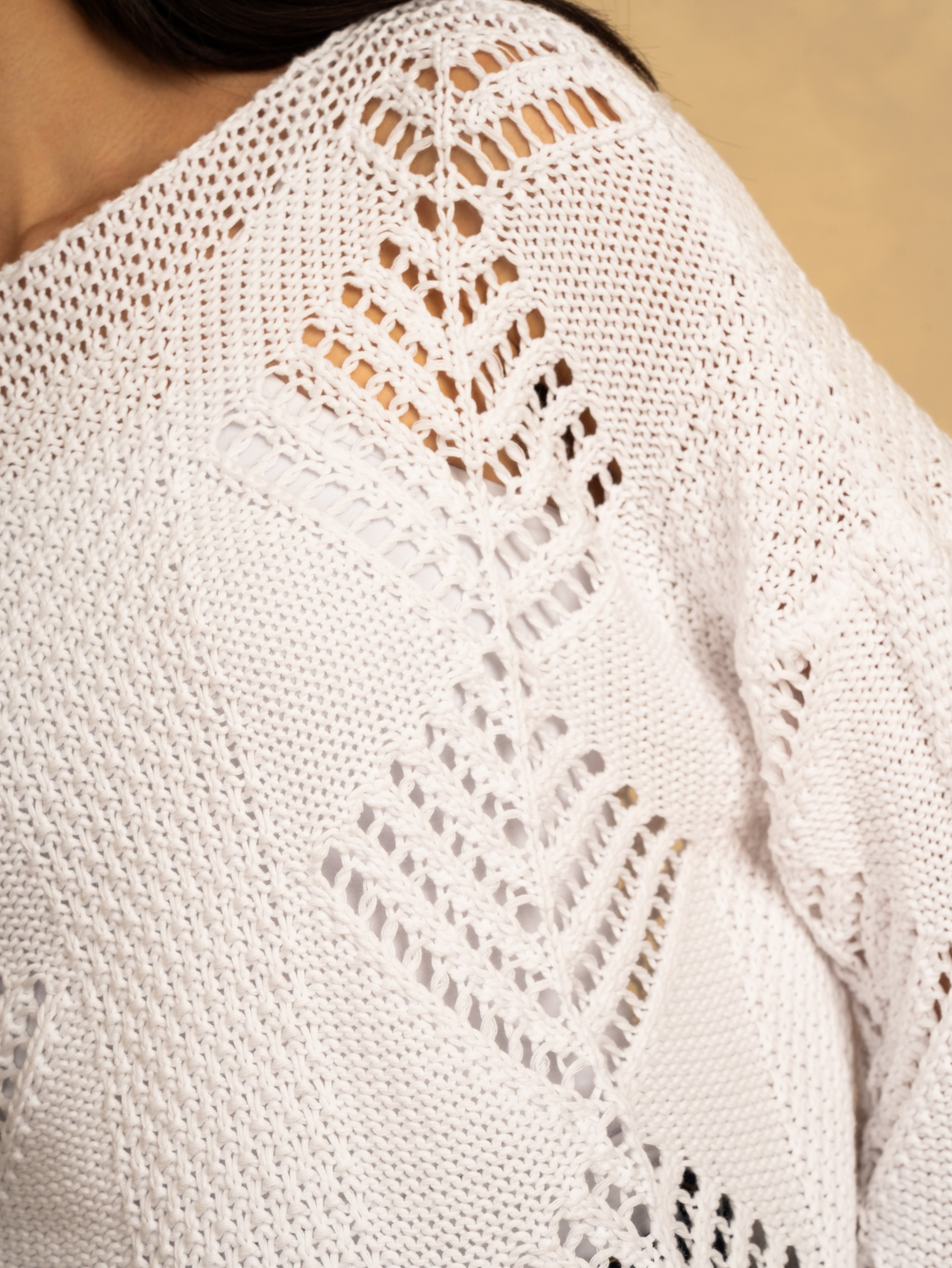 Knitwear Body With Cutout Triangle Pattern