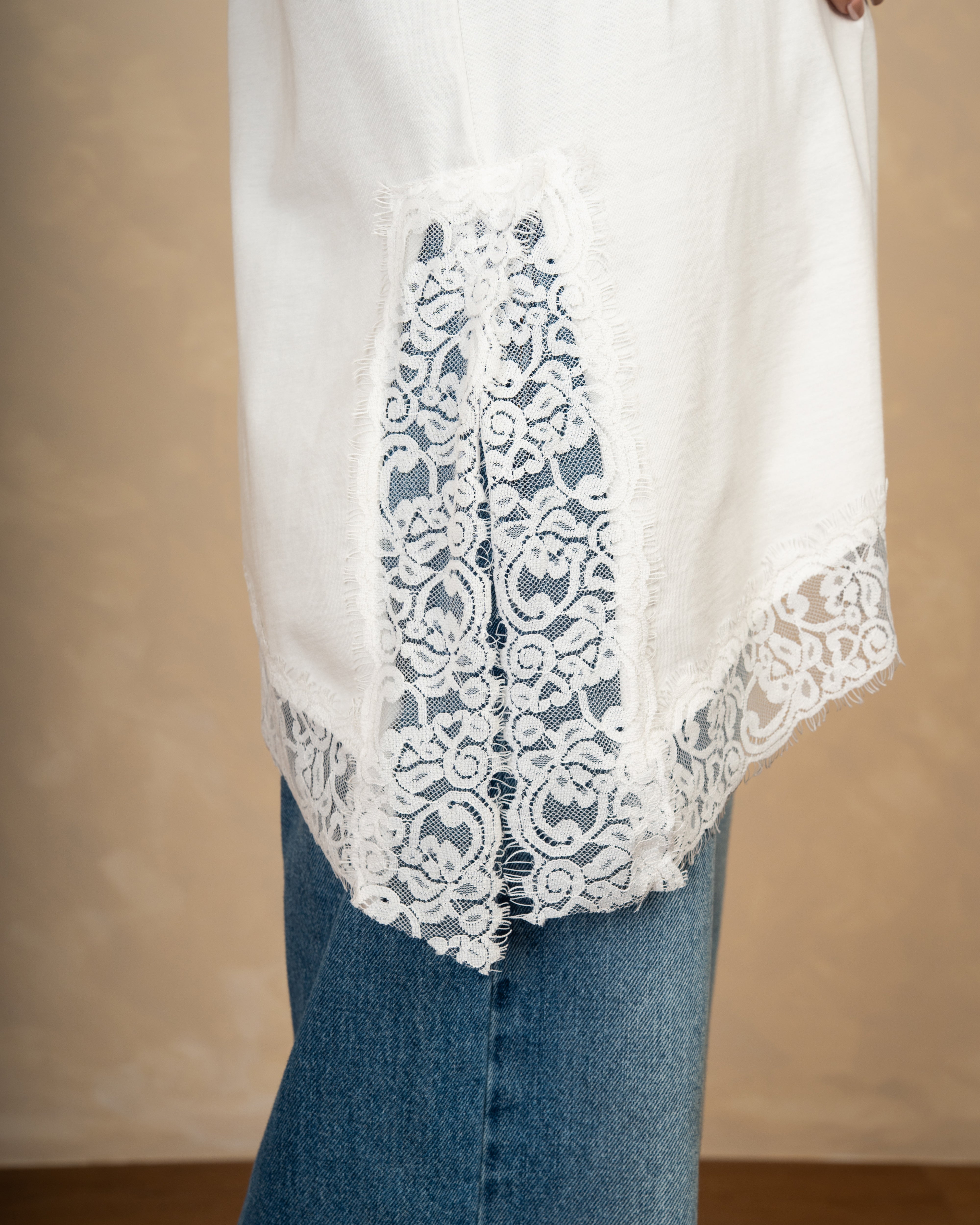 T-Shirt With Lace Waist And Cuffs