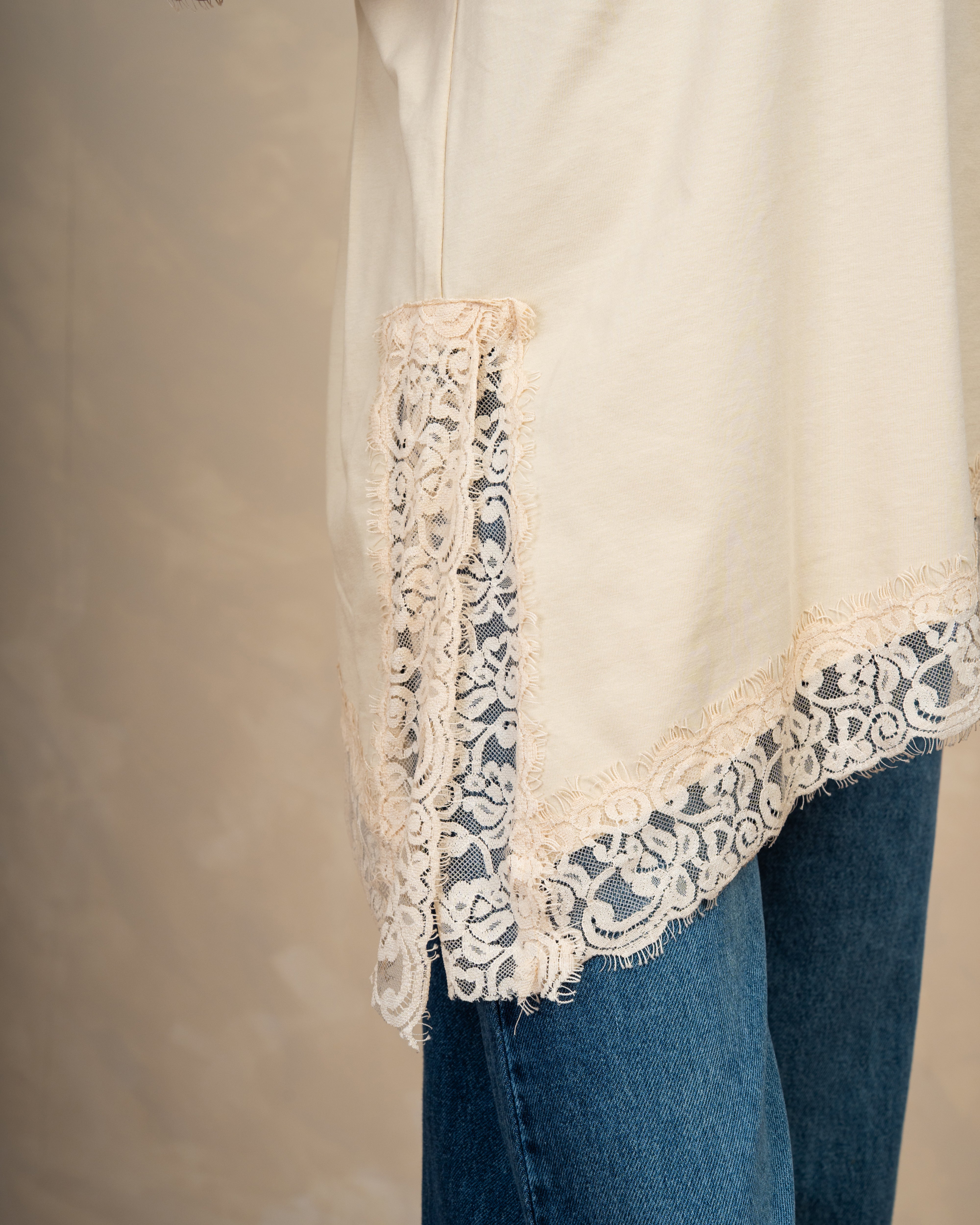 T-Shirt With Lace Waist And Cuffs