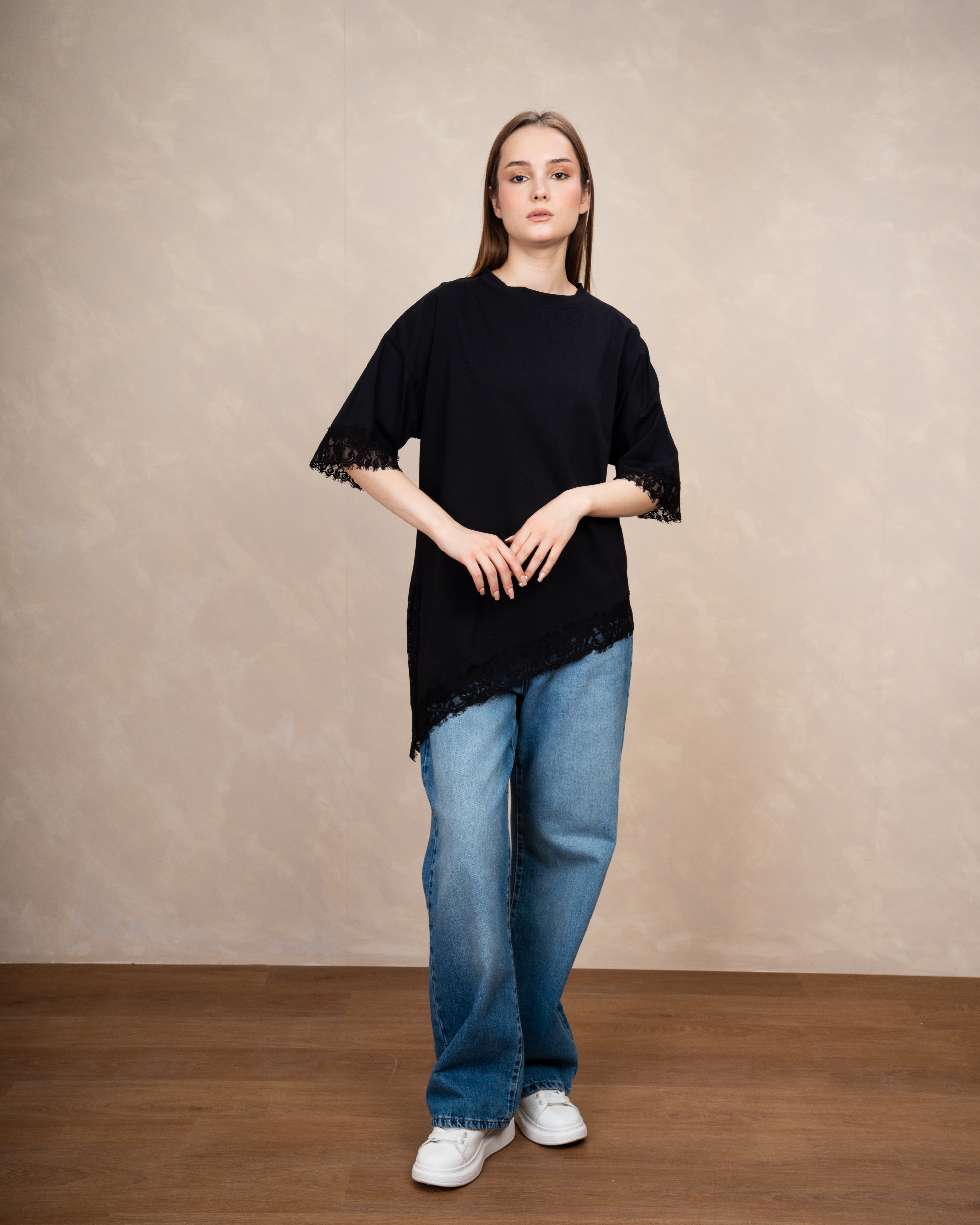 T-Shirt With Lace Waist And Cuffs