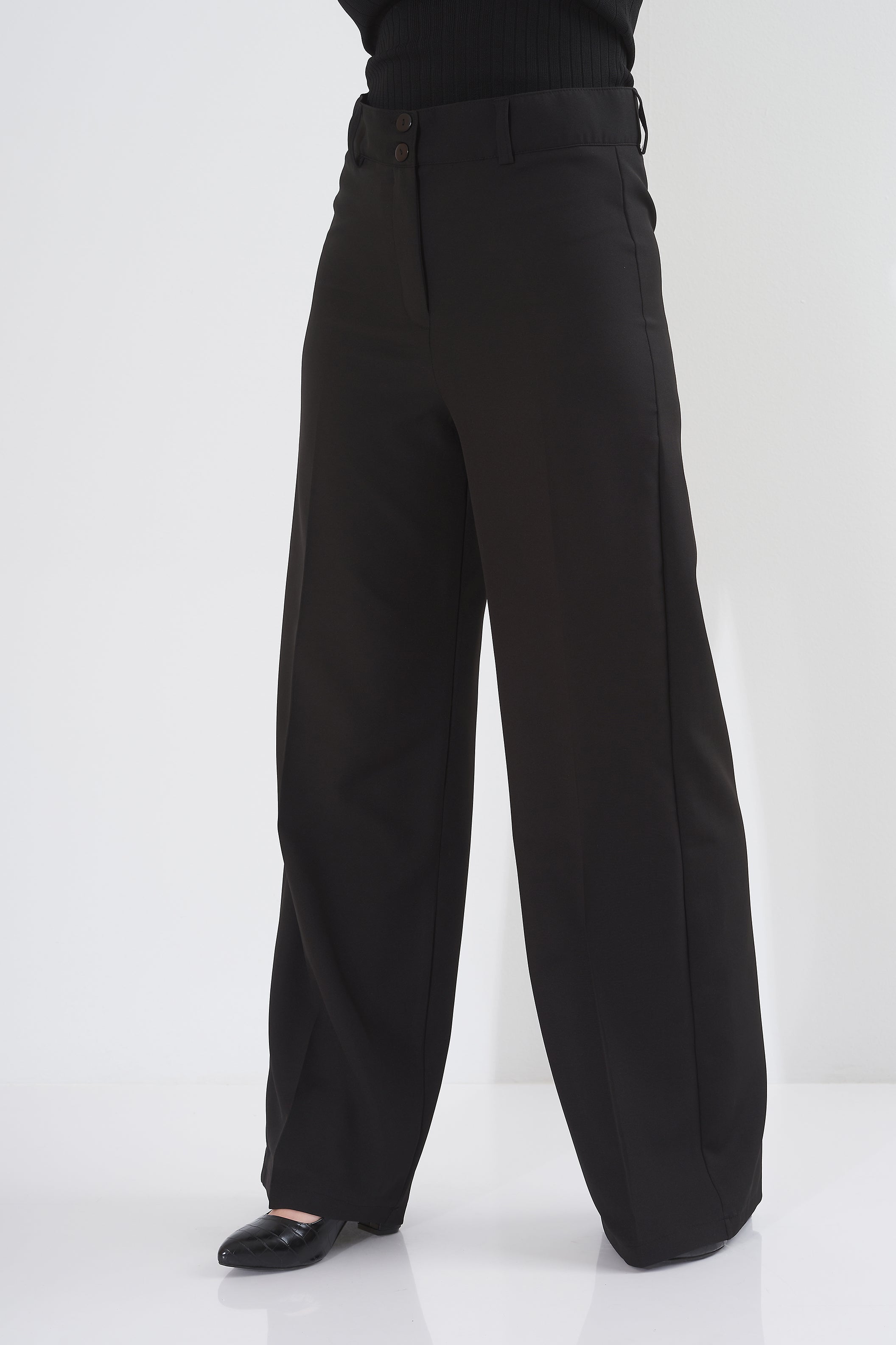 Plain trousers - (buttoned in the middle)