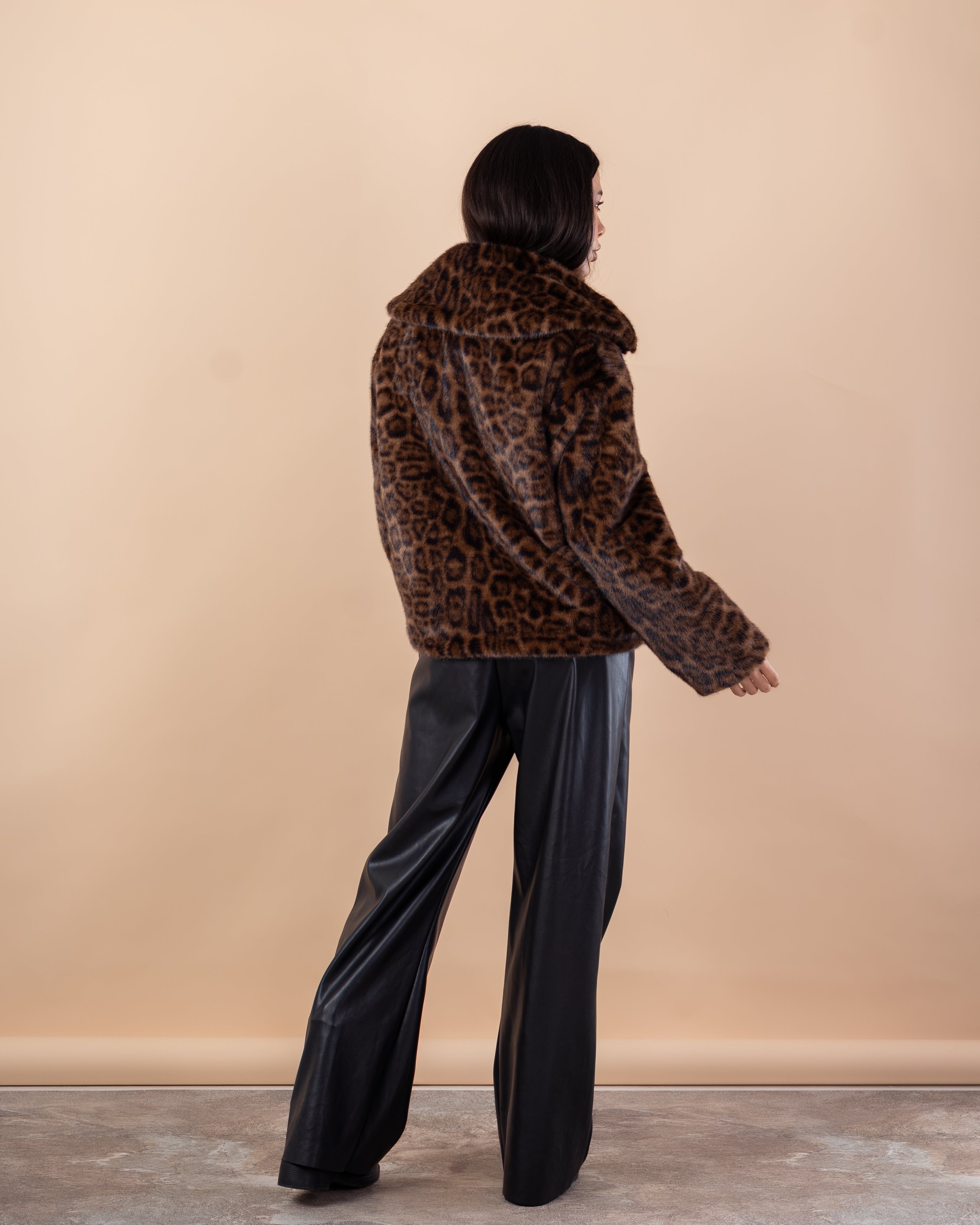 جاكيت من الفرو الناعم - بنقشة جلد النمر