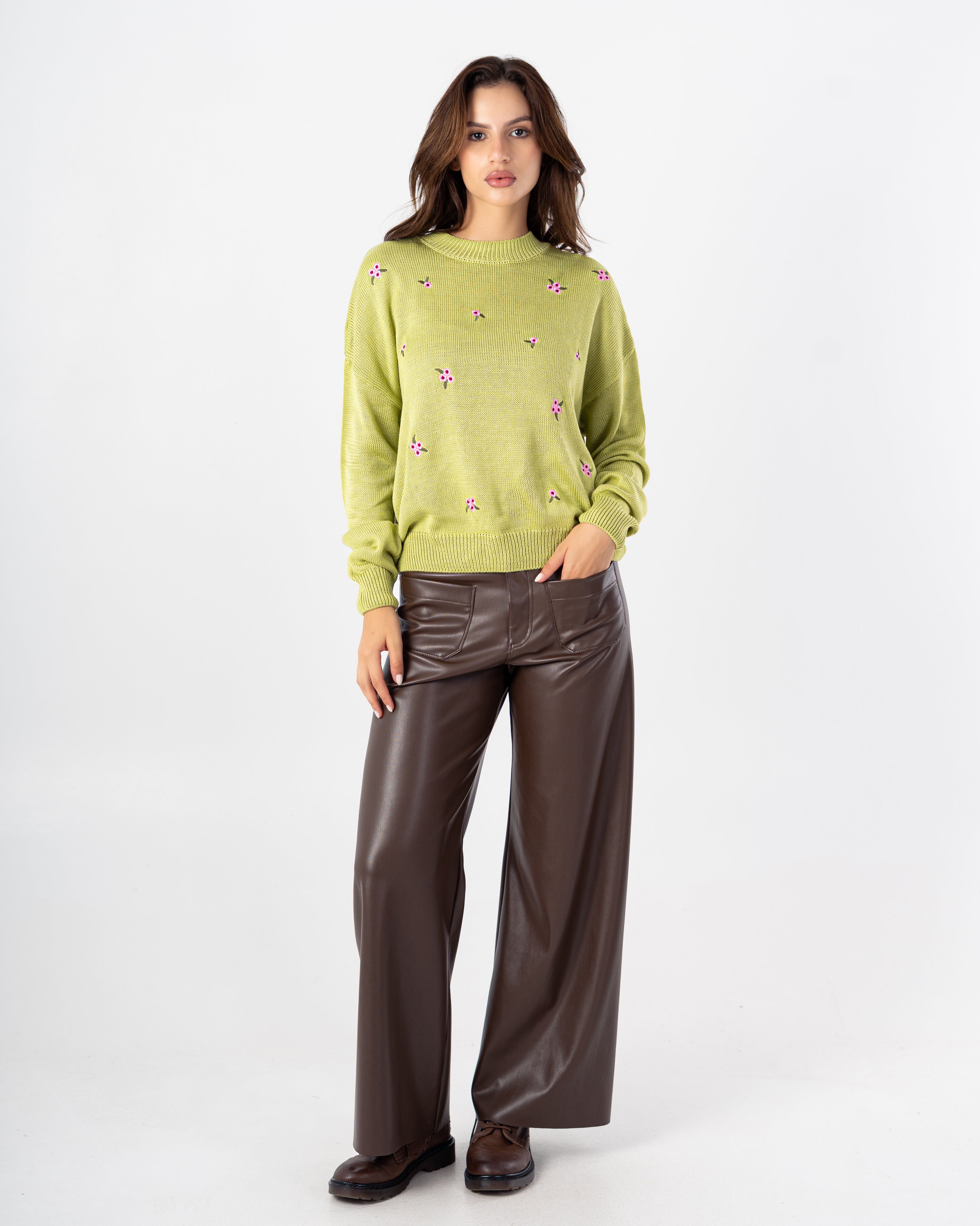 بلوزة محبوكة - تطريز زهور صغير