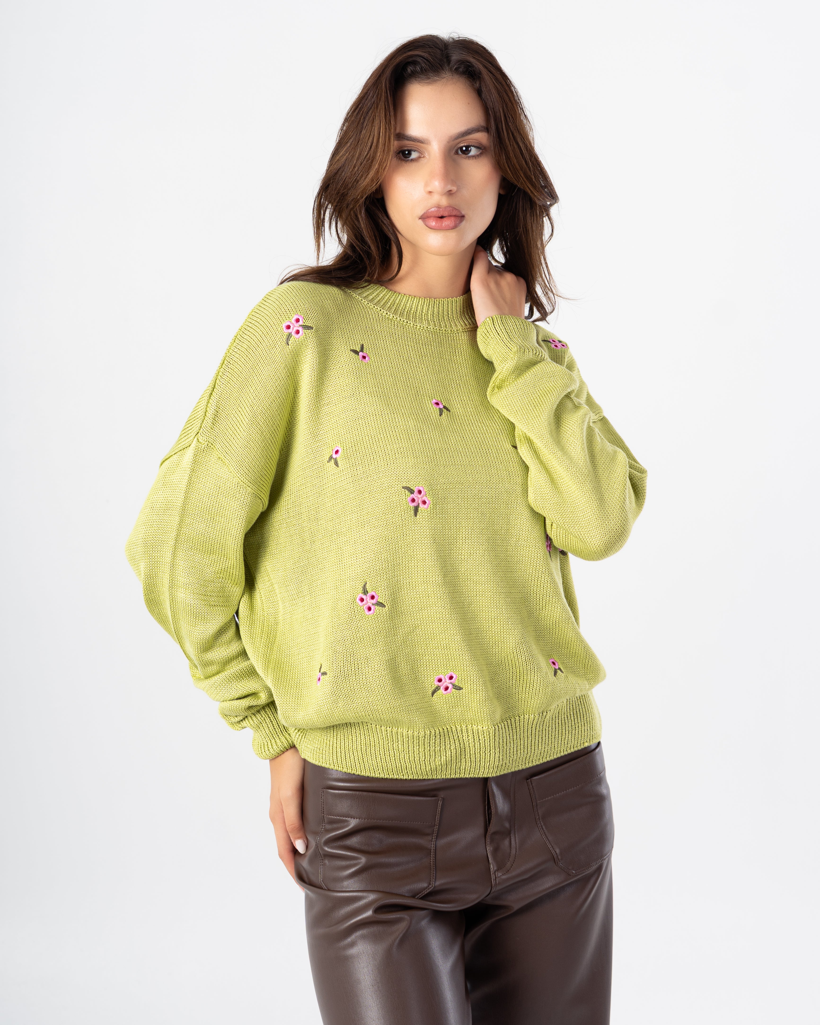 بلوزة محبوكة - تطريز زهور صغير