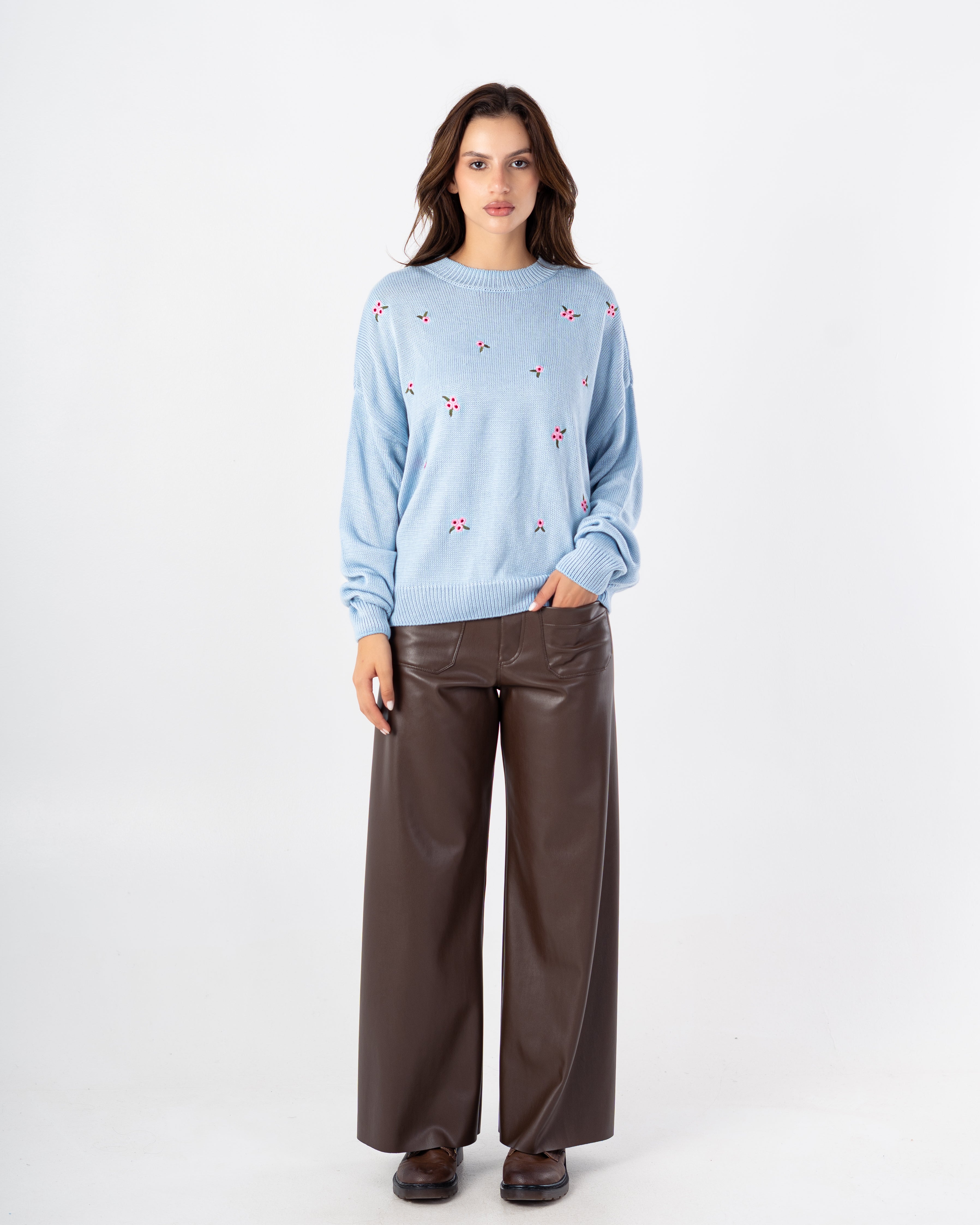 بلوزة محبوكة - تطريز زهور صغير