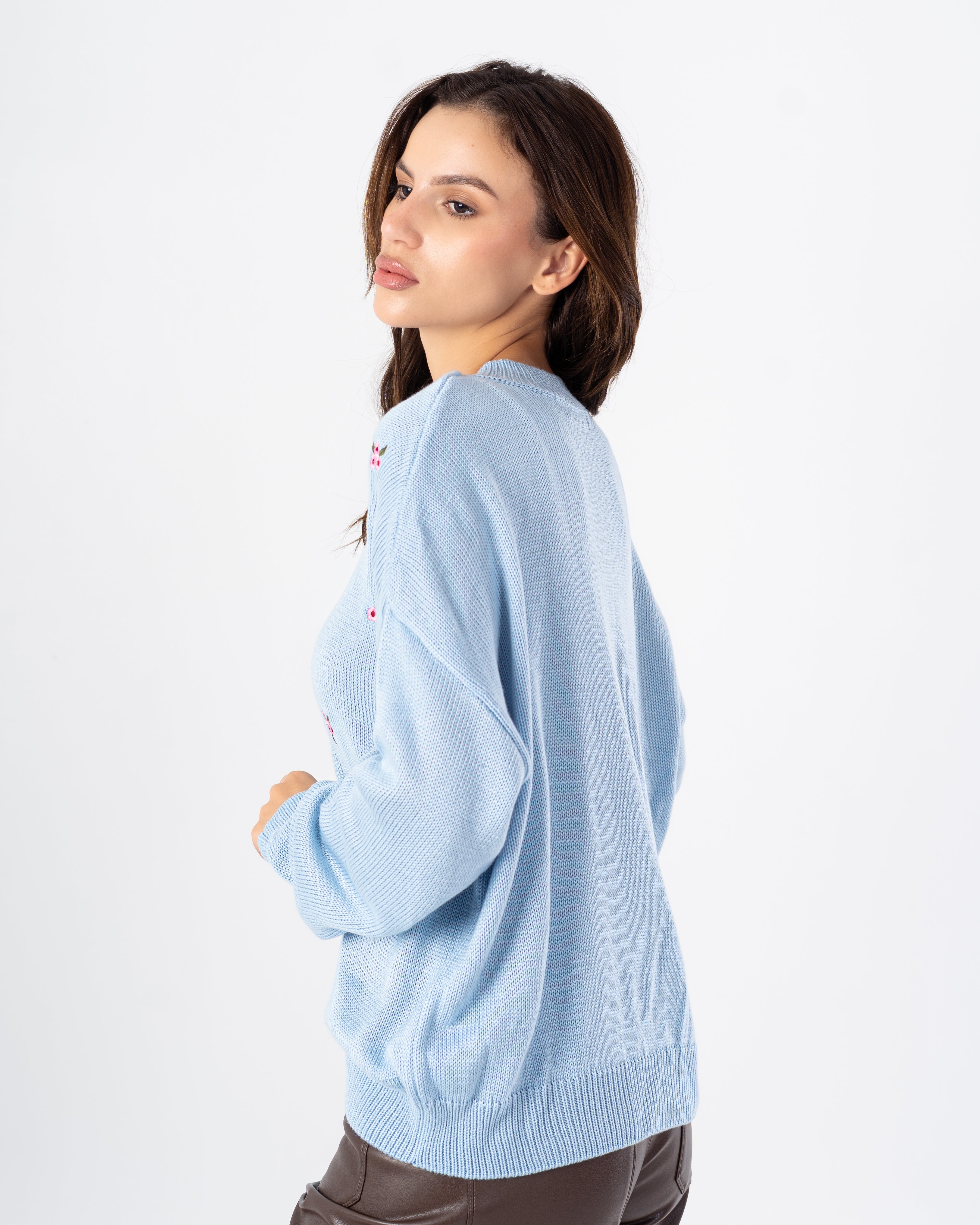 بلوزة محبوكة - تطريز زهور صغير