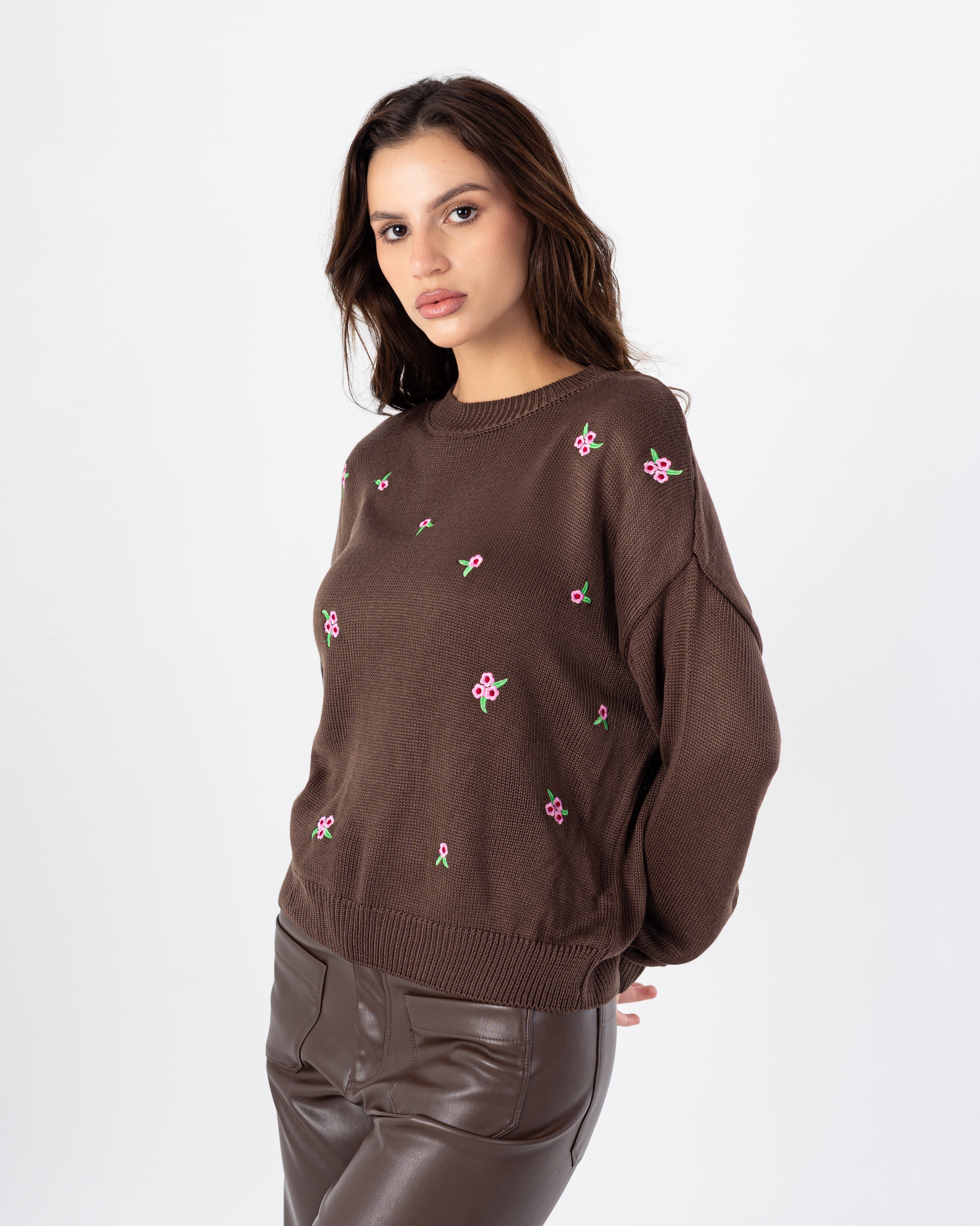 بلوزة محبوكة - تطريز زهور صغير