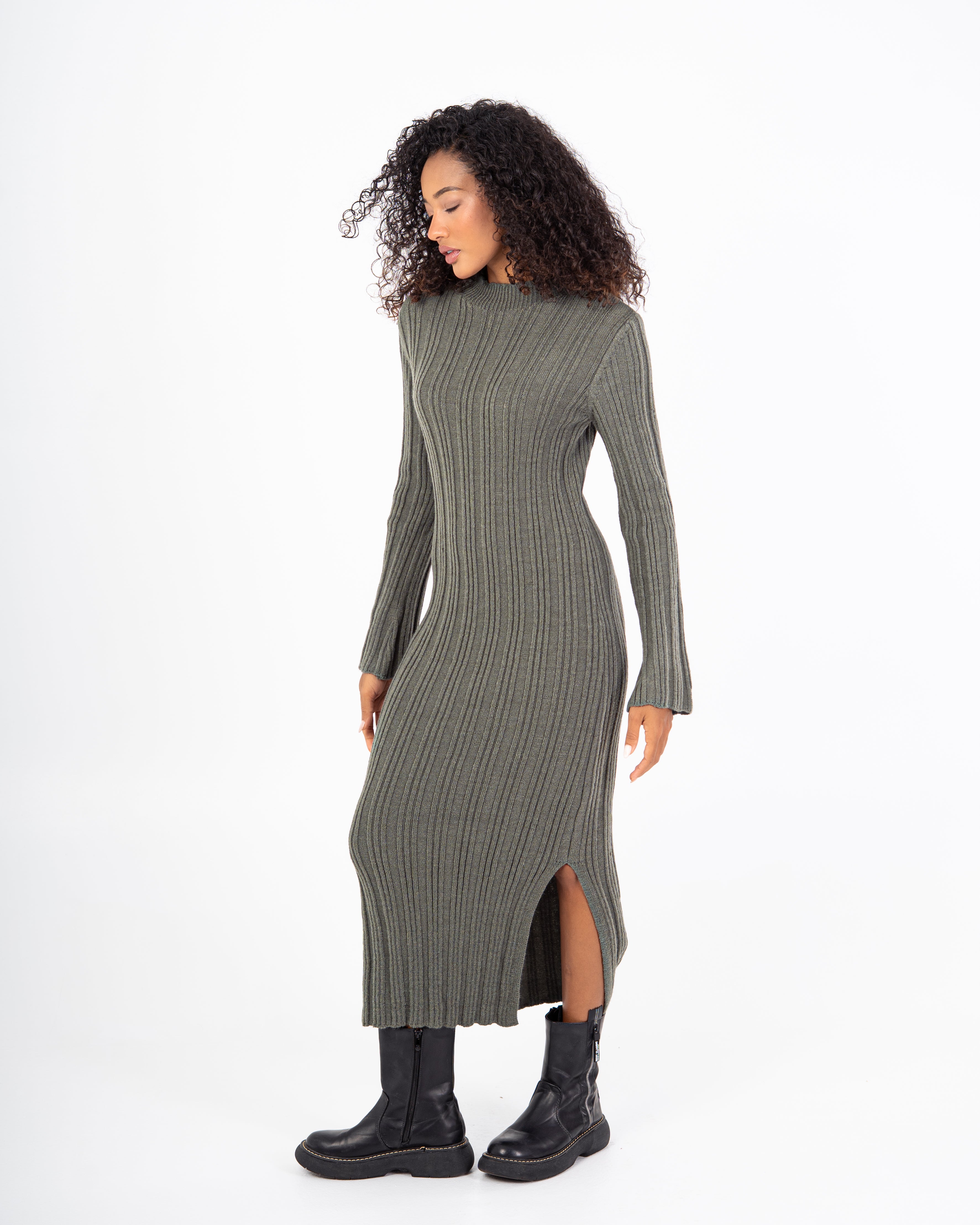 فستان محبوك - بفتحة جانبية (رقبة مضلعة)