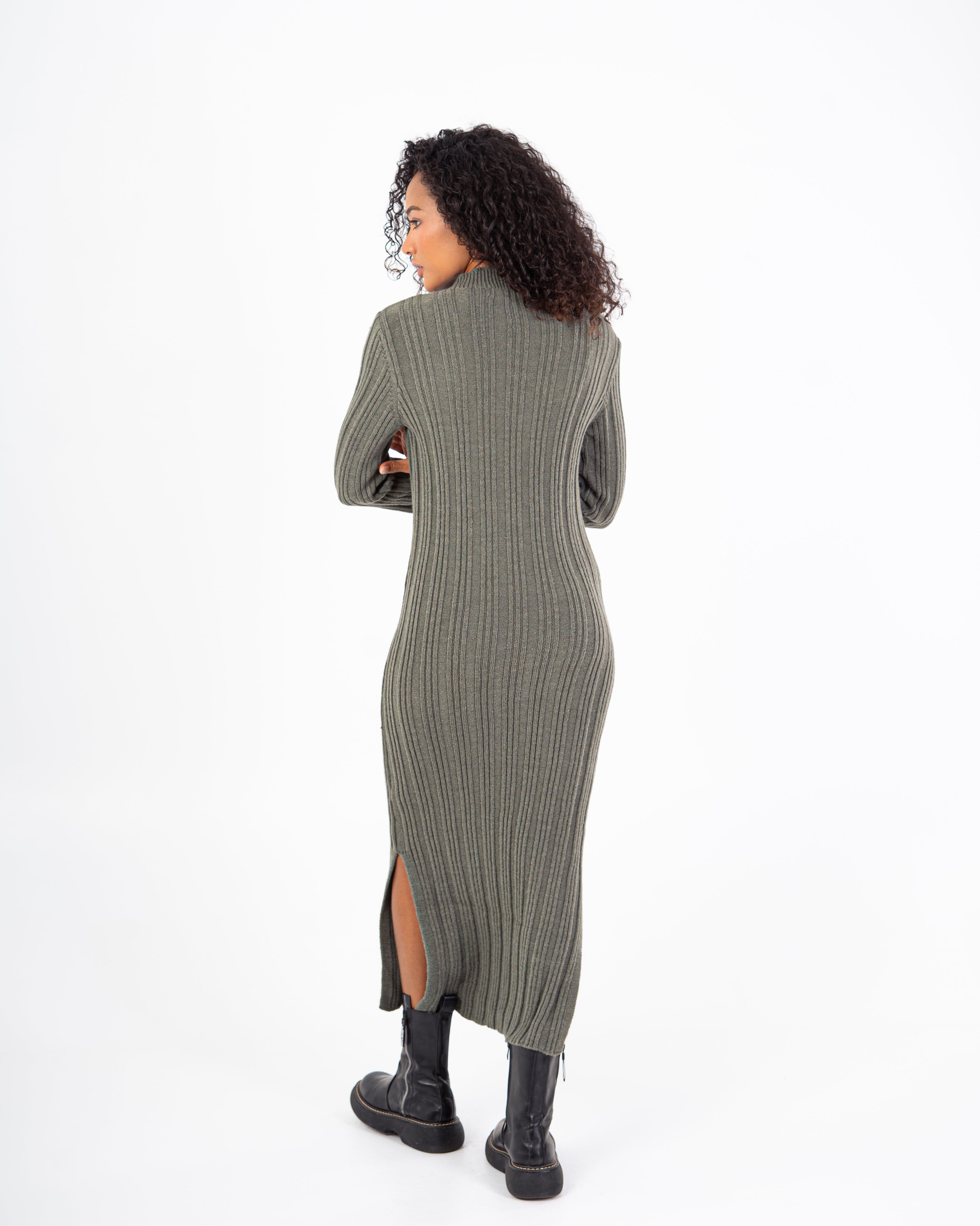 فستان محبوك - بفتحة جانبية (رقبة مضلعة)