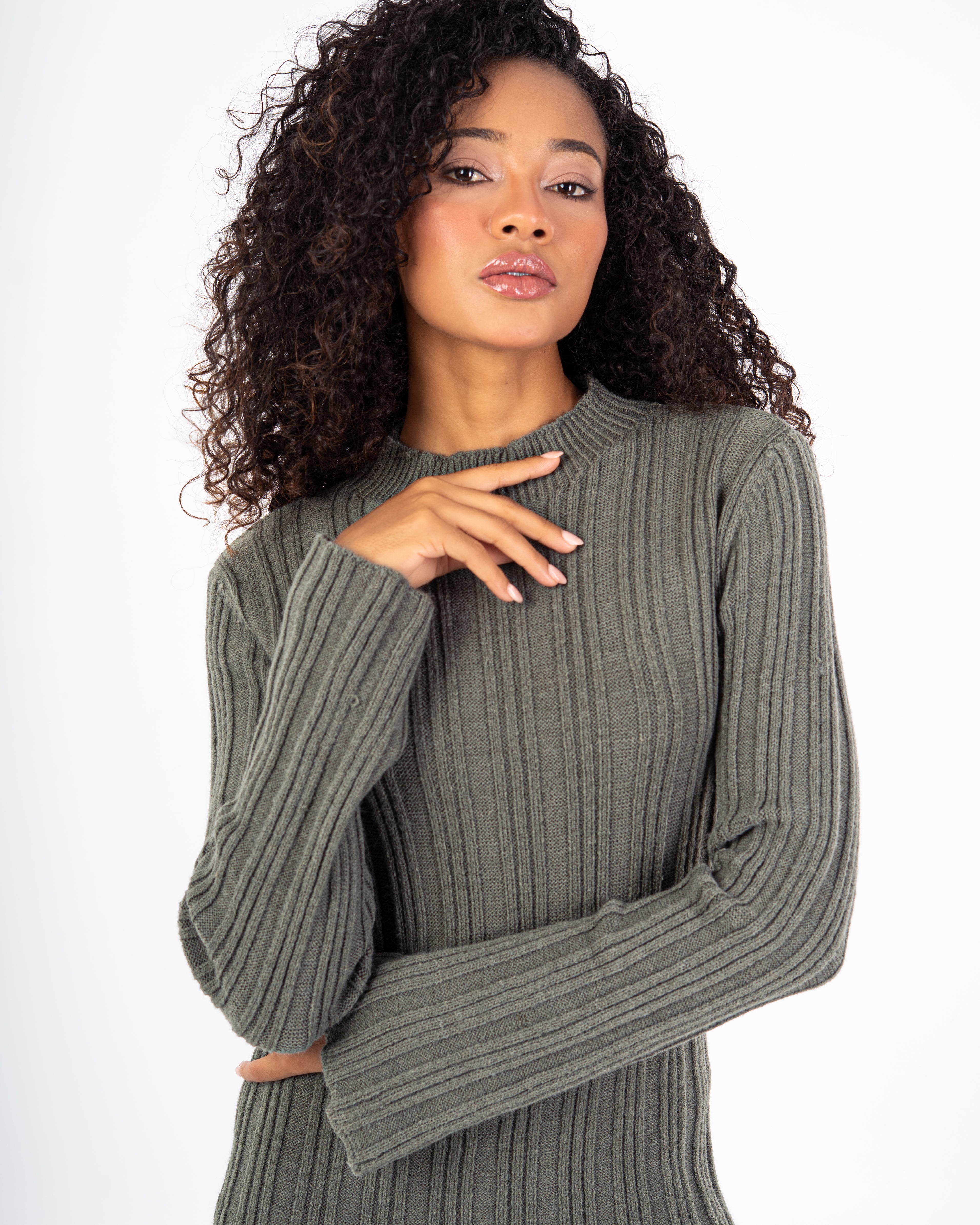 فستان محبوك - بفتحة جانبية (رقبة مضلعة)