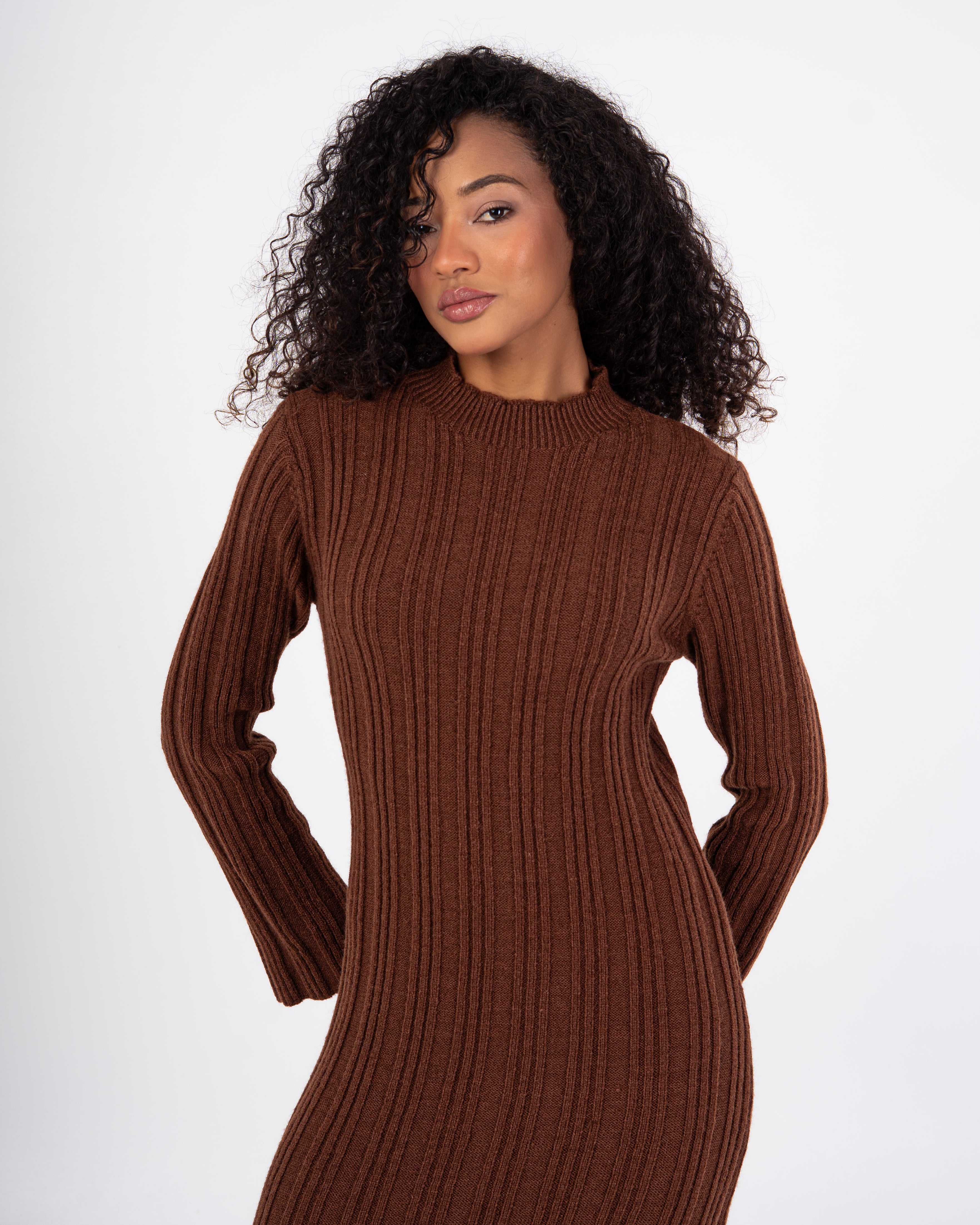 فستان محبوك - بفتحة جانبية (رقبة مضلعة)