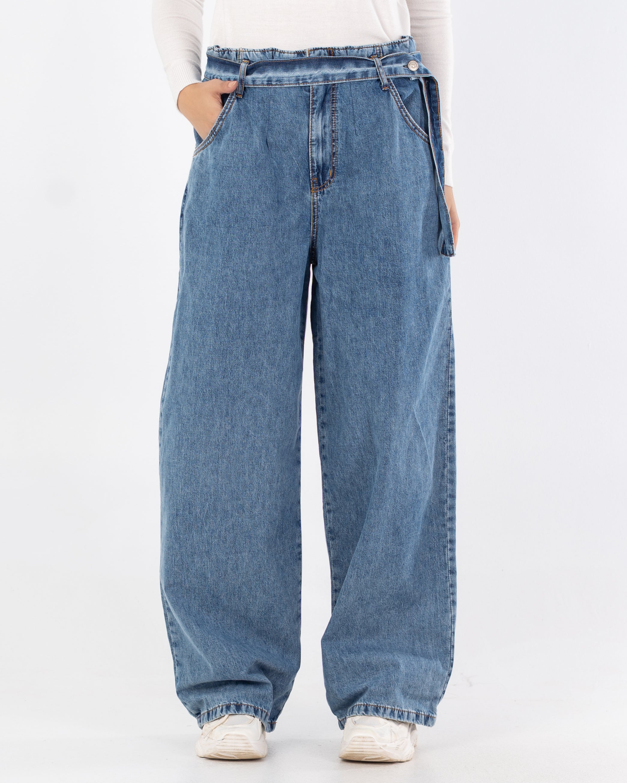 بنطال جينز بقصة "موم فيت" مع حزام