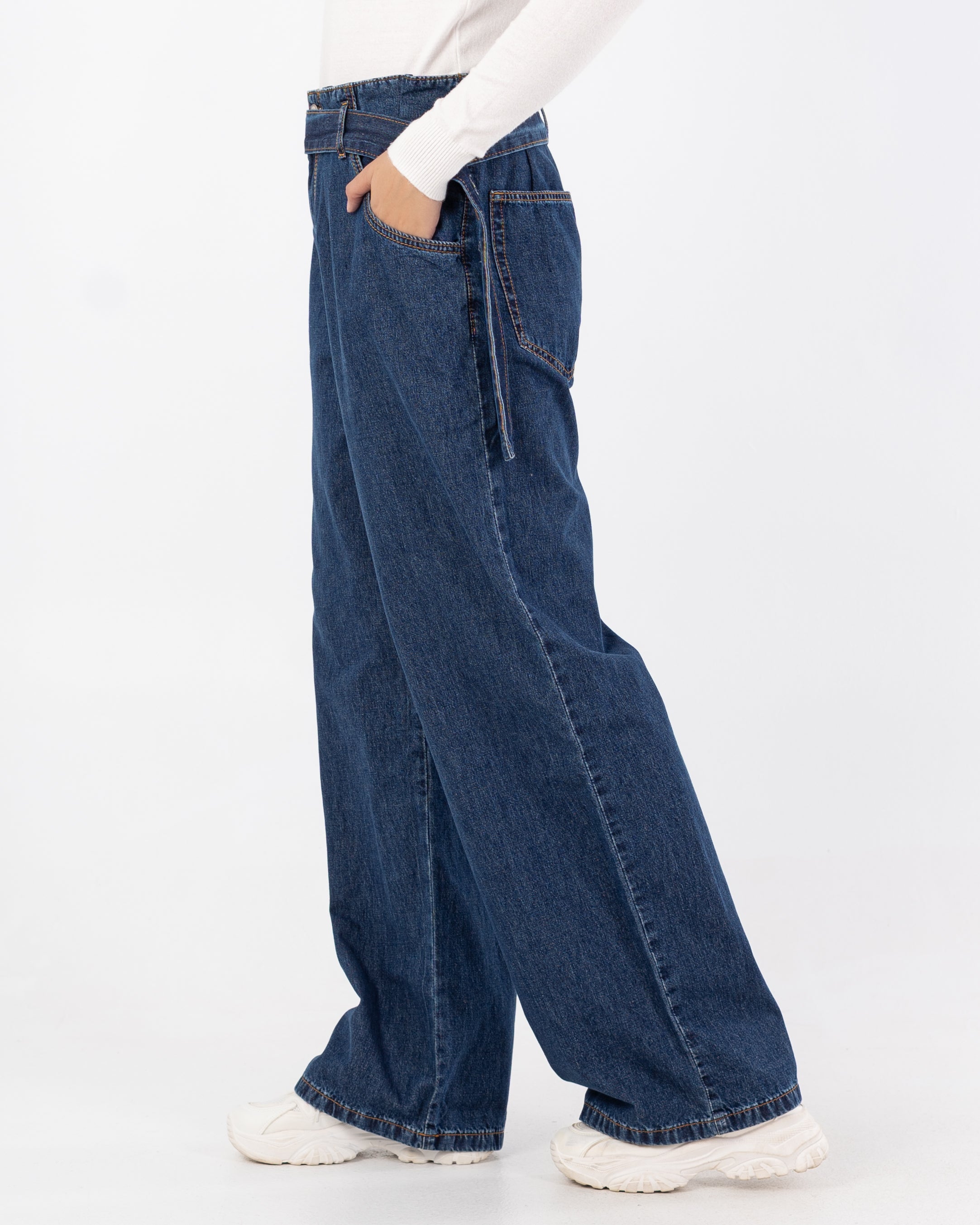 بنطال جينز بقصة "موم فيت" مع حزام