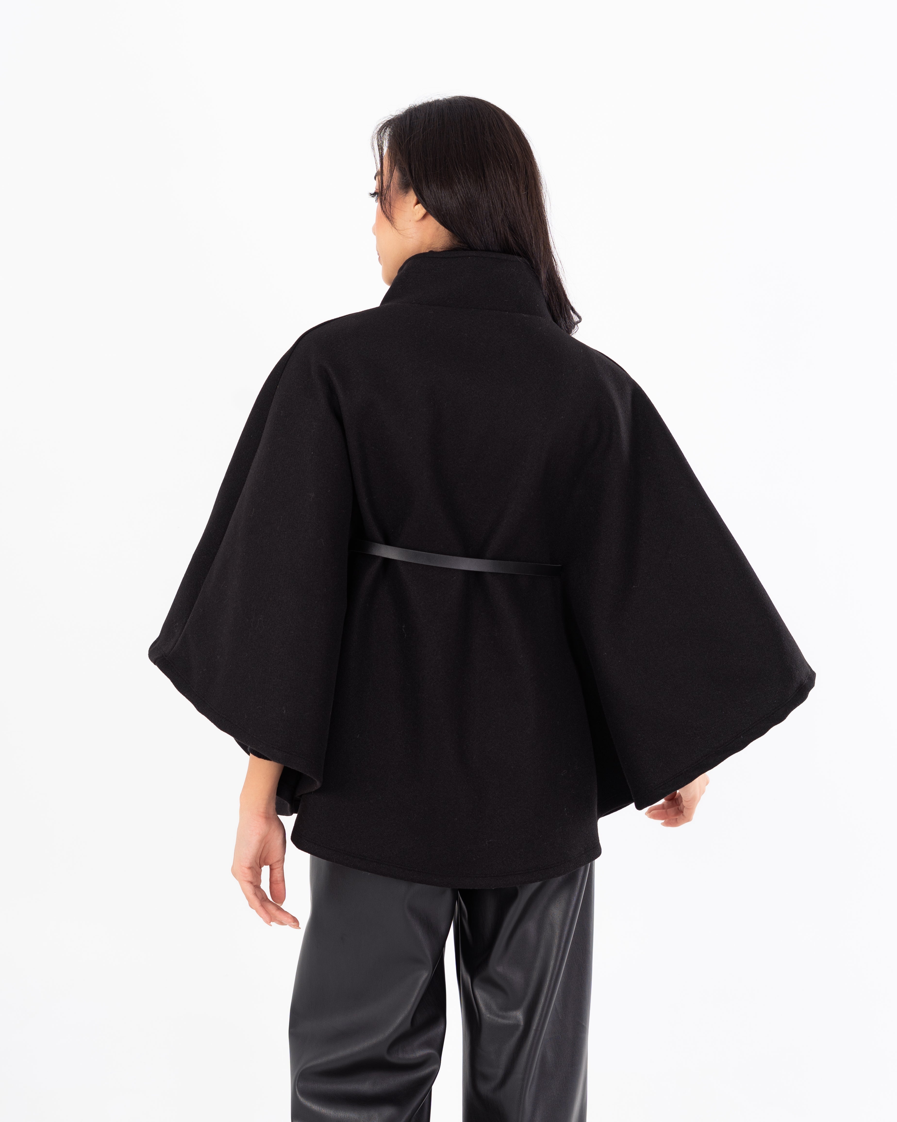 بلوفر بدون أكمام مع حزام