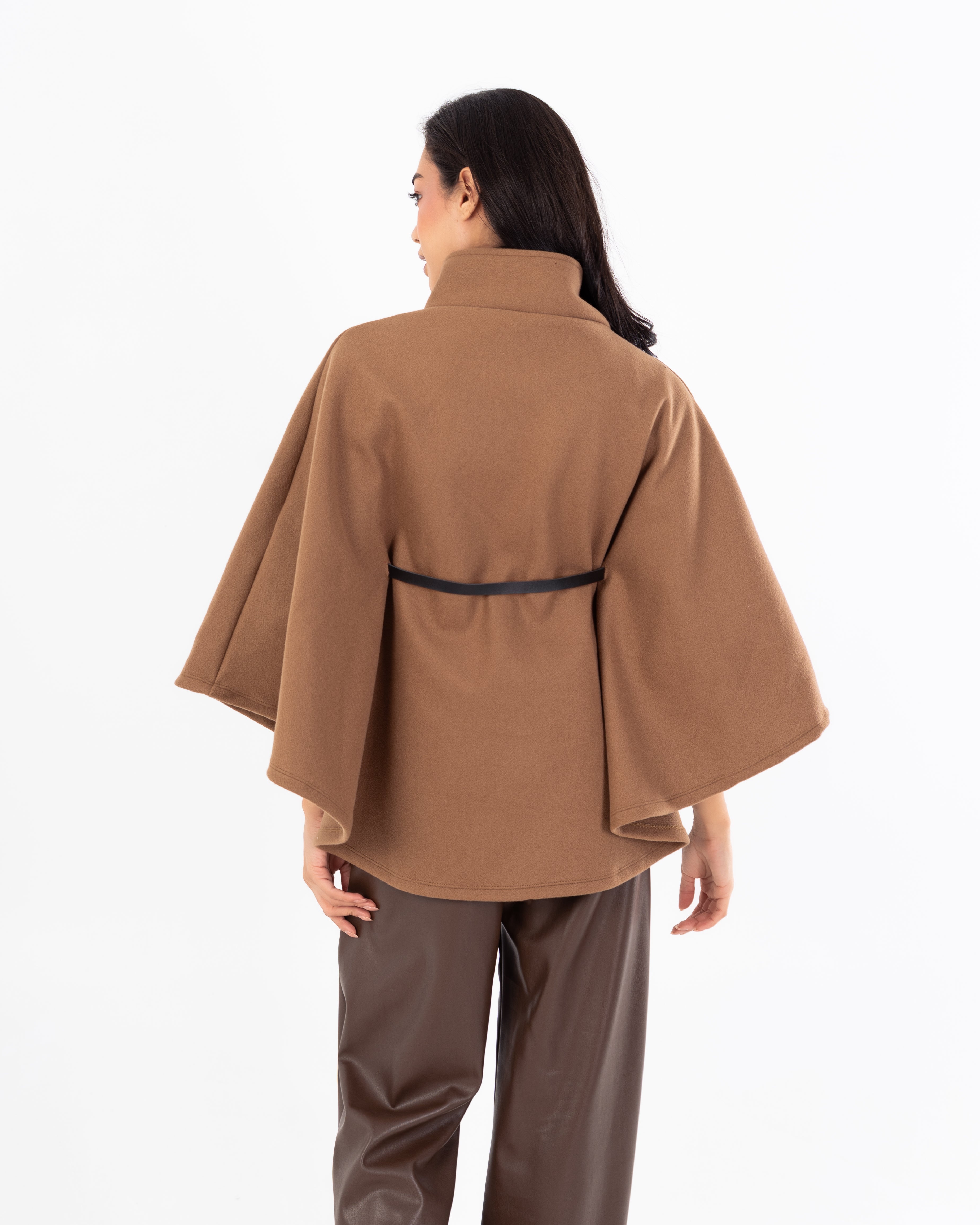 بلوفر بدون أكمام مع حزام