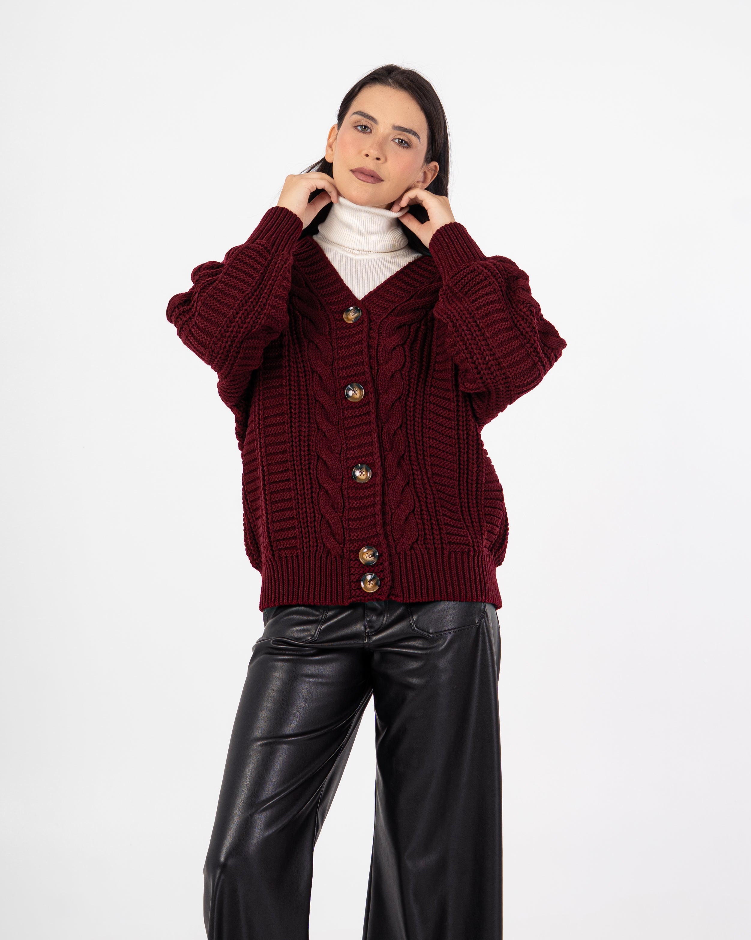 Knitwear Cardigan – Buttoned (Braided Pattern)