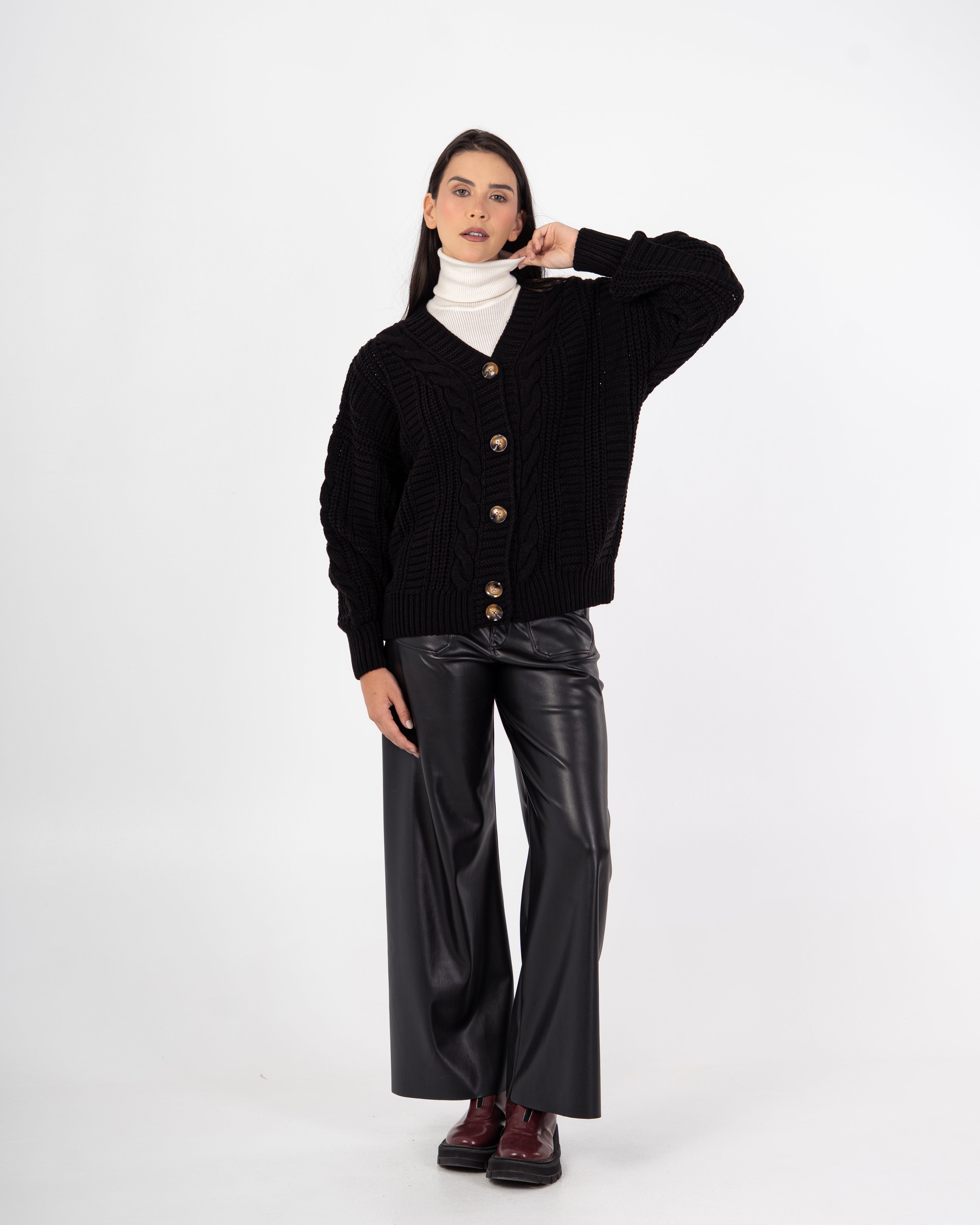 Knitwear Cardigan – Buttoned (Braided Pattern)