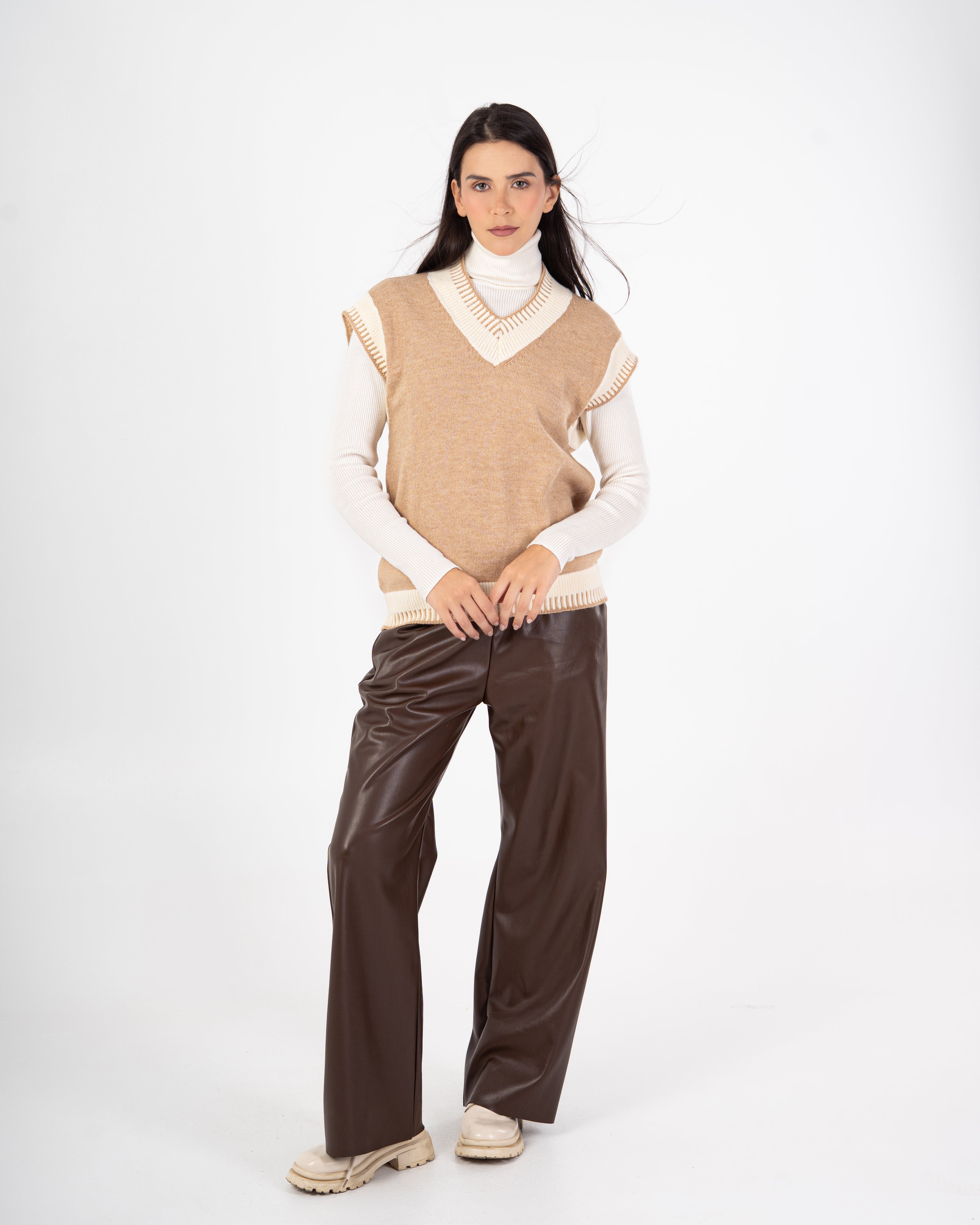 Knitwear Vest – V-Neck (Color-Trimmed)