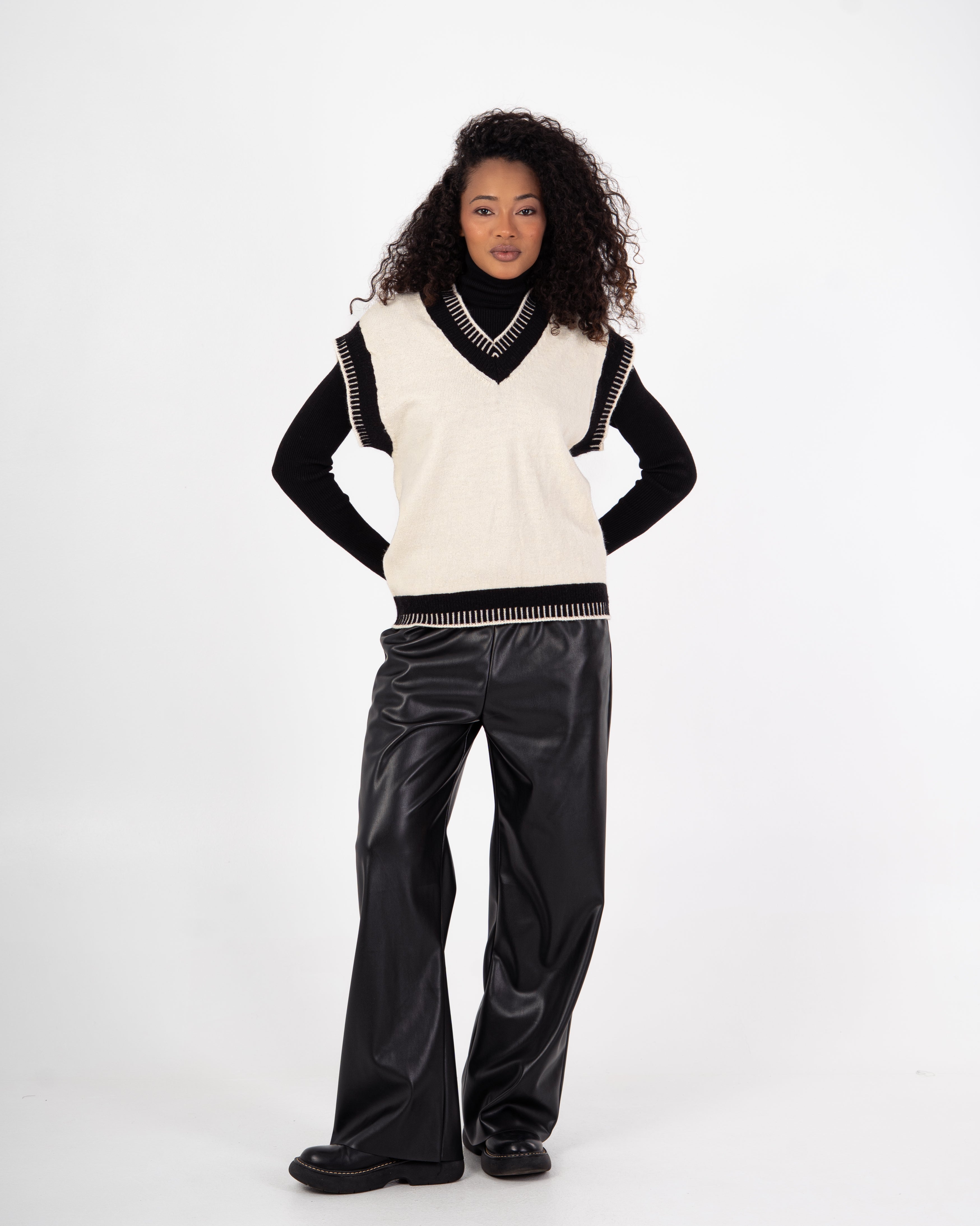 Knitwear Vest – V-Neck (Color-Trimmed)