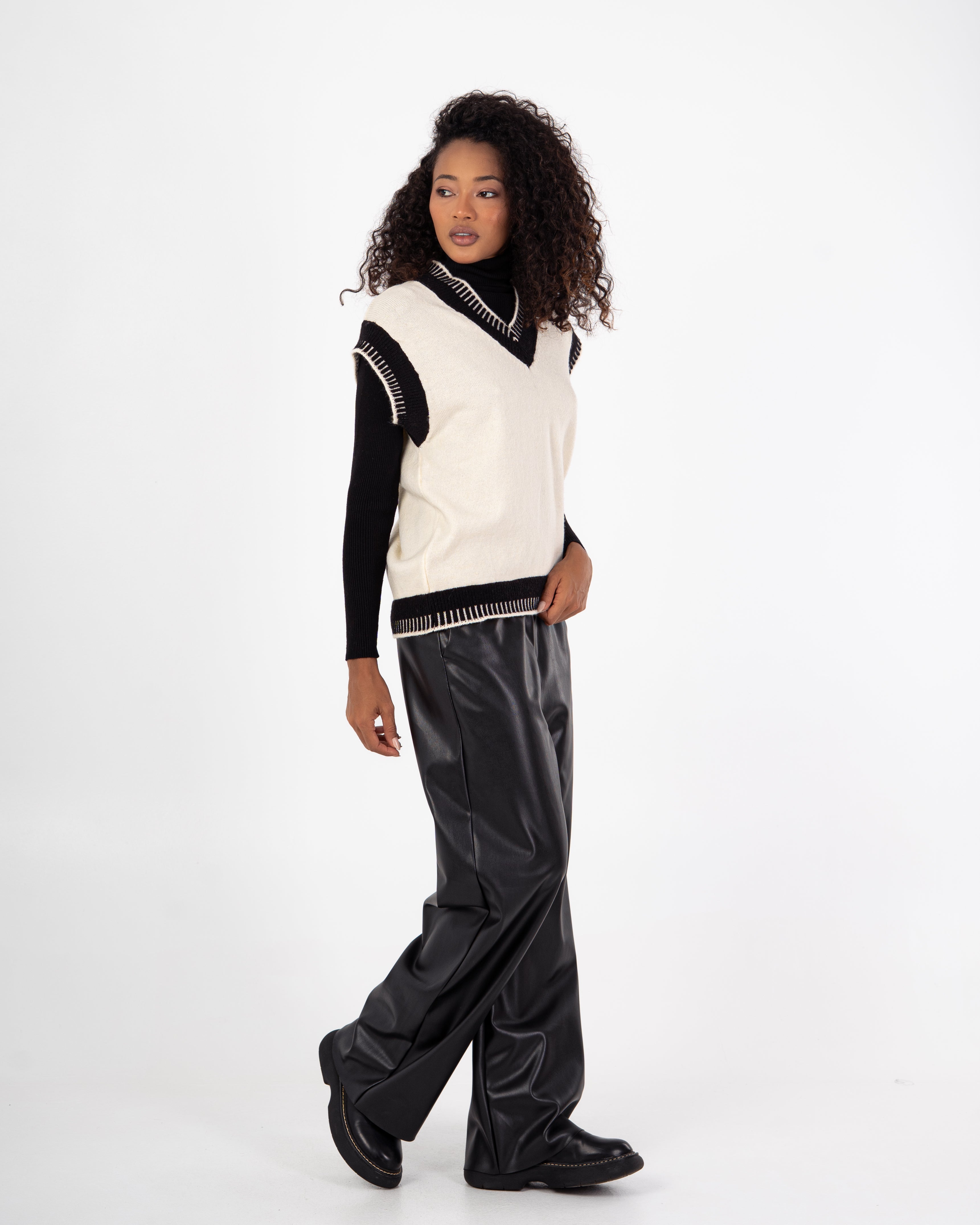 Knitwear Vest – V-Neck (Color-Trimmed)