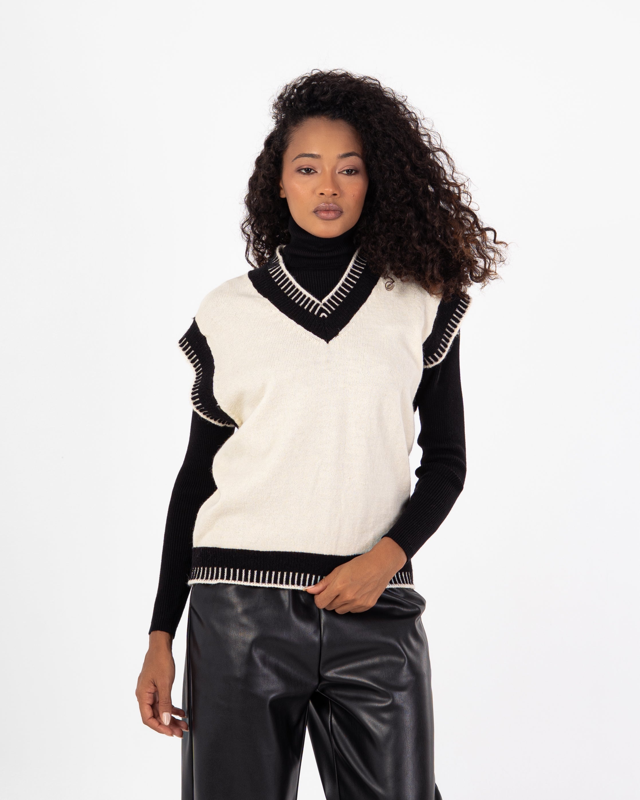 Knitwear Vest – V-Neck (Color-Trimmed)