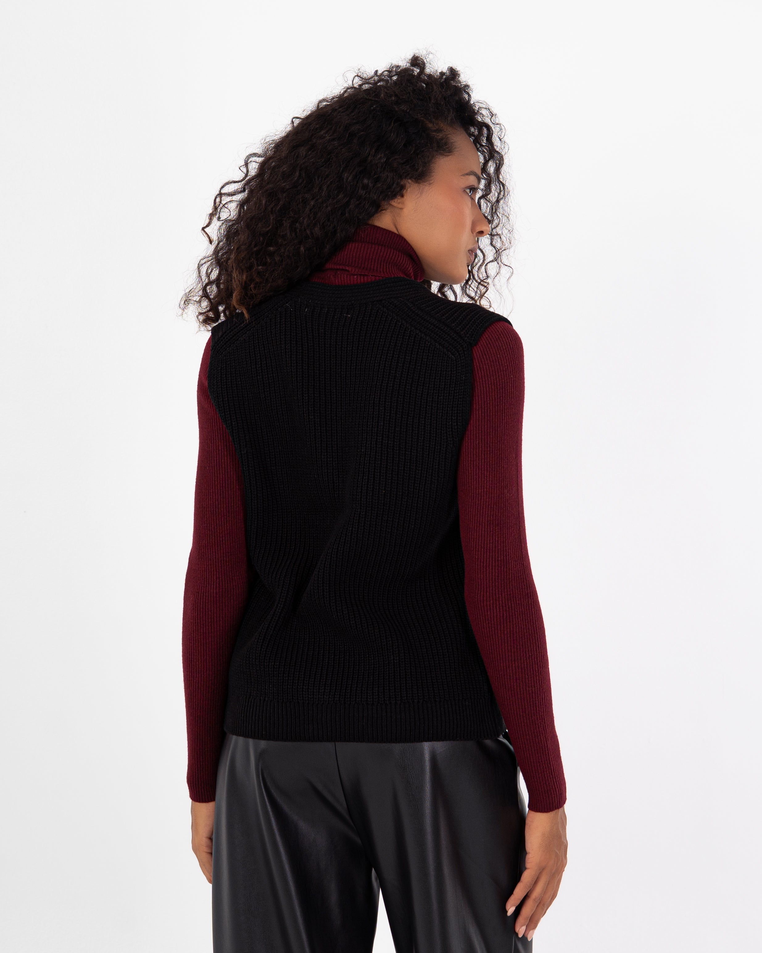 Knitwear Vest – Buttons (Wide Neck)