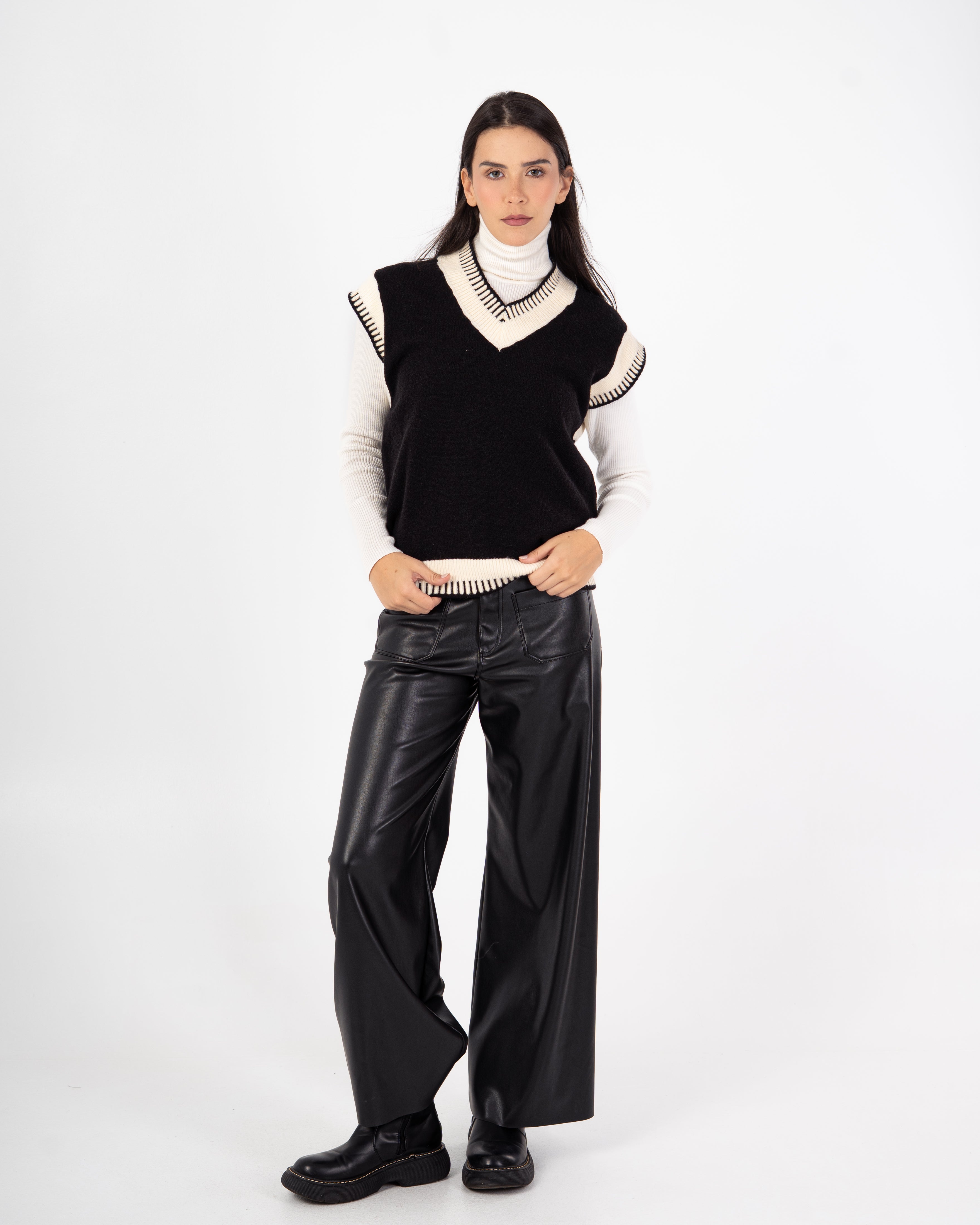 Knitwear Vest – V-Neck (Color-Trimmed)
