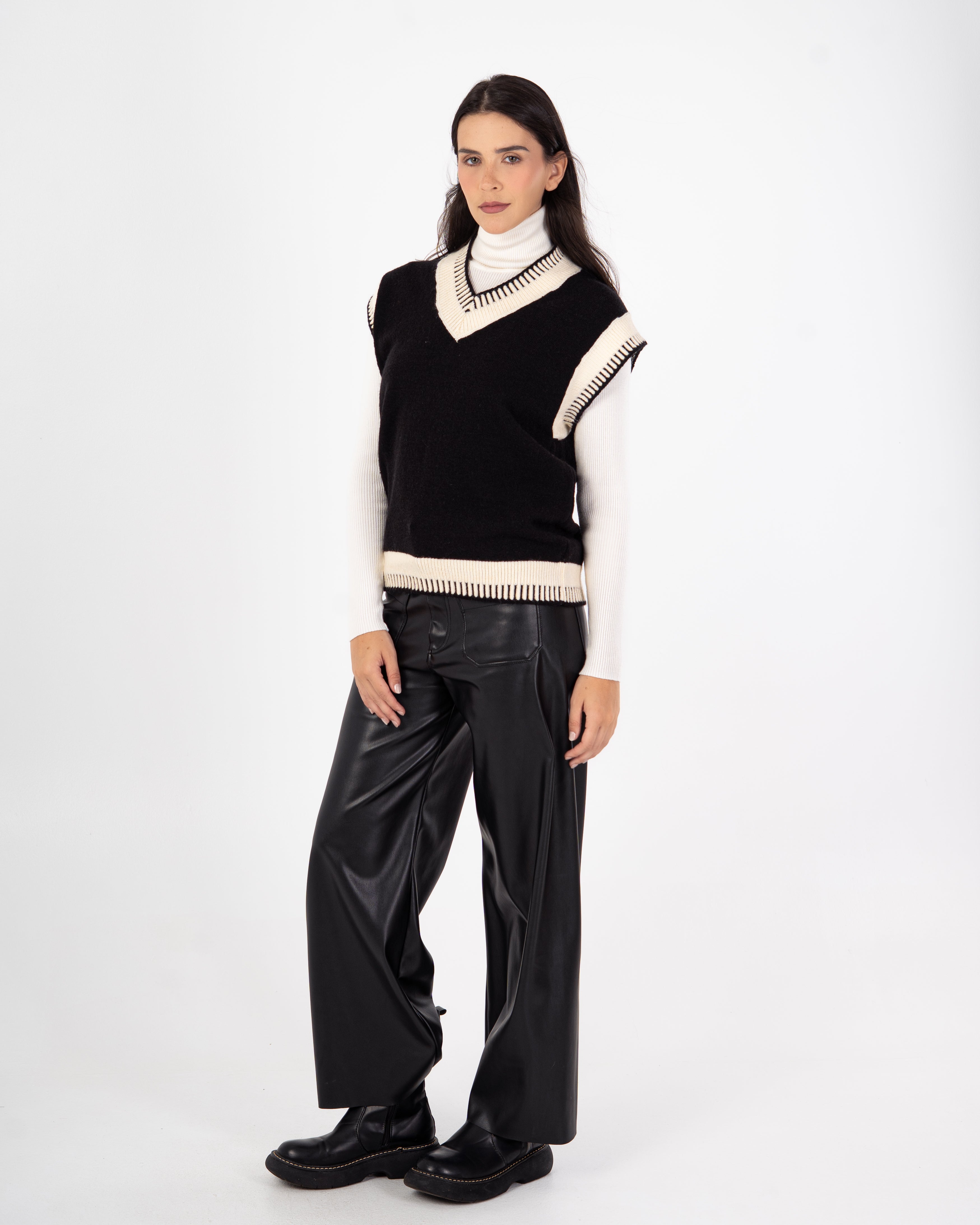 Knitwear Vest – V-Neck (Color-Trimmed)