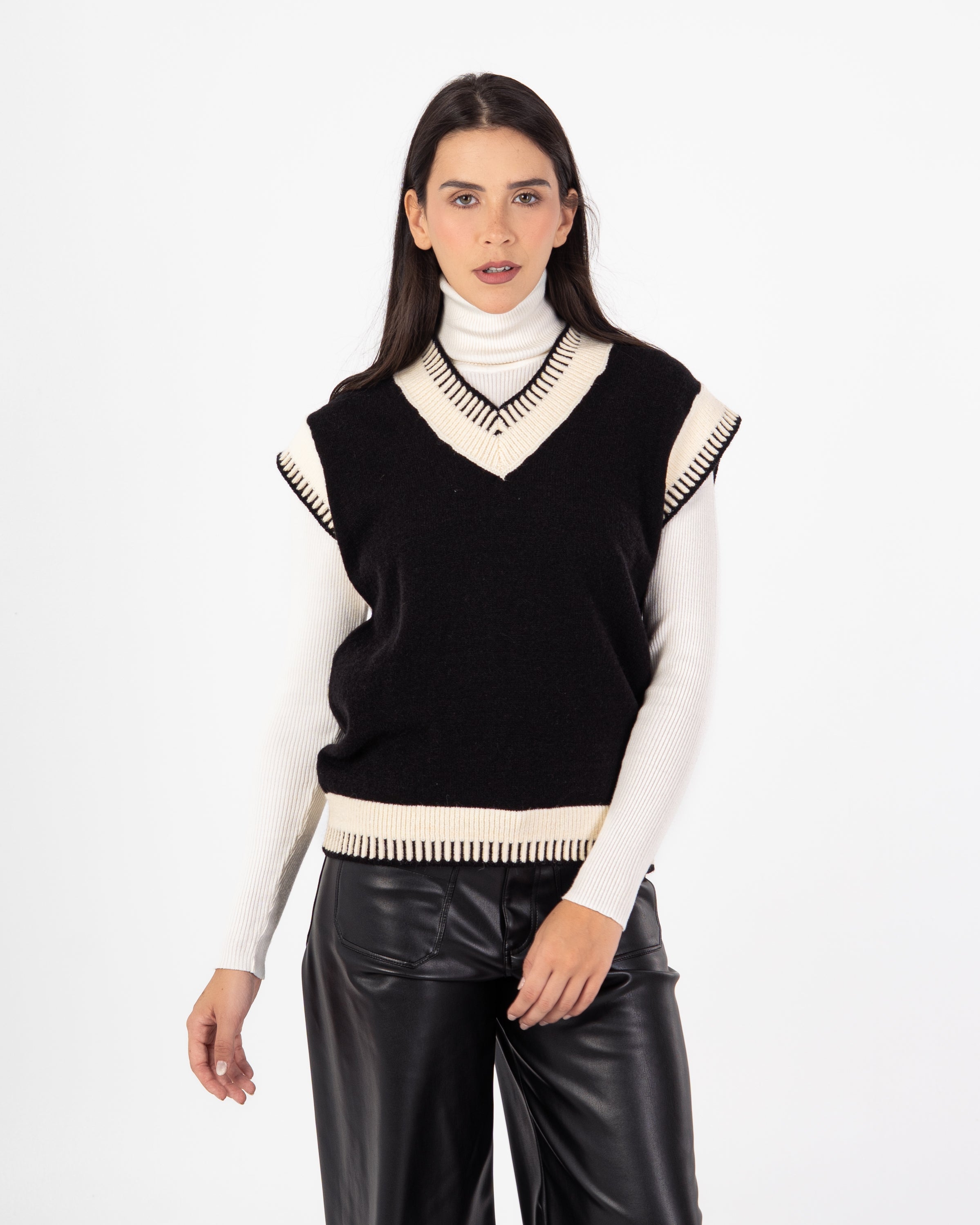 Knitwear Vest – V-Neck (Color-Trimmed)