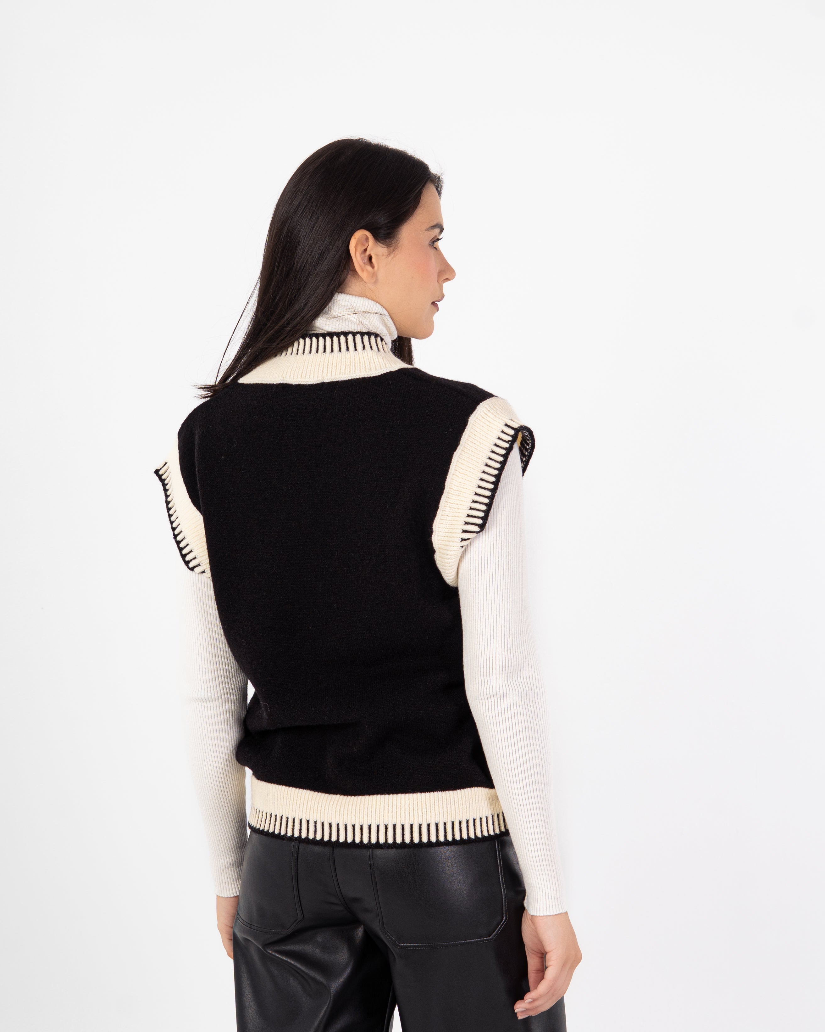 Knitwear Vest – V-Neck (Color-Trimmed)