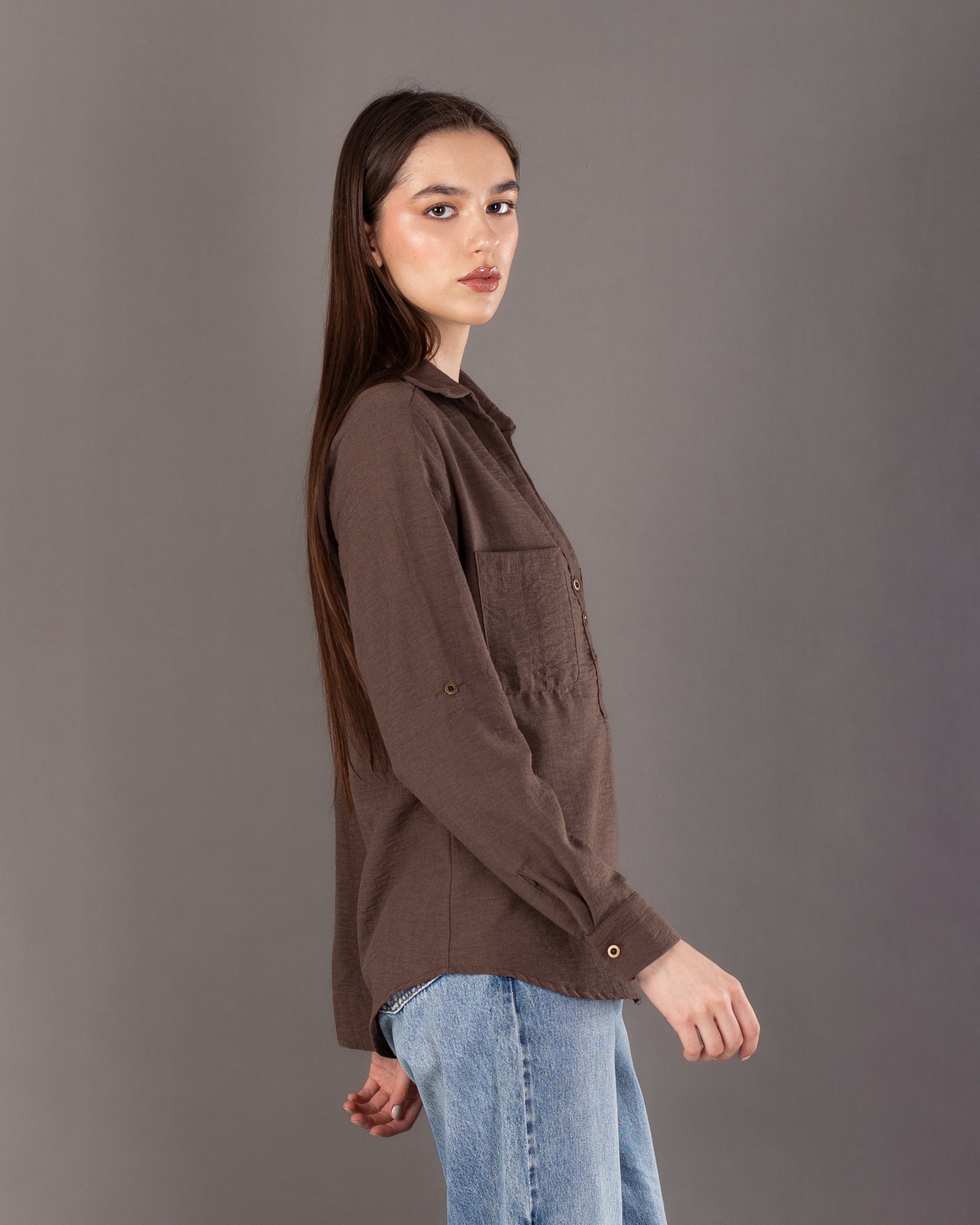 بلوزة من الكتان بأزرار أمامية وجيب على الصدر