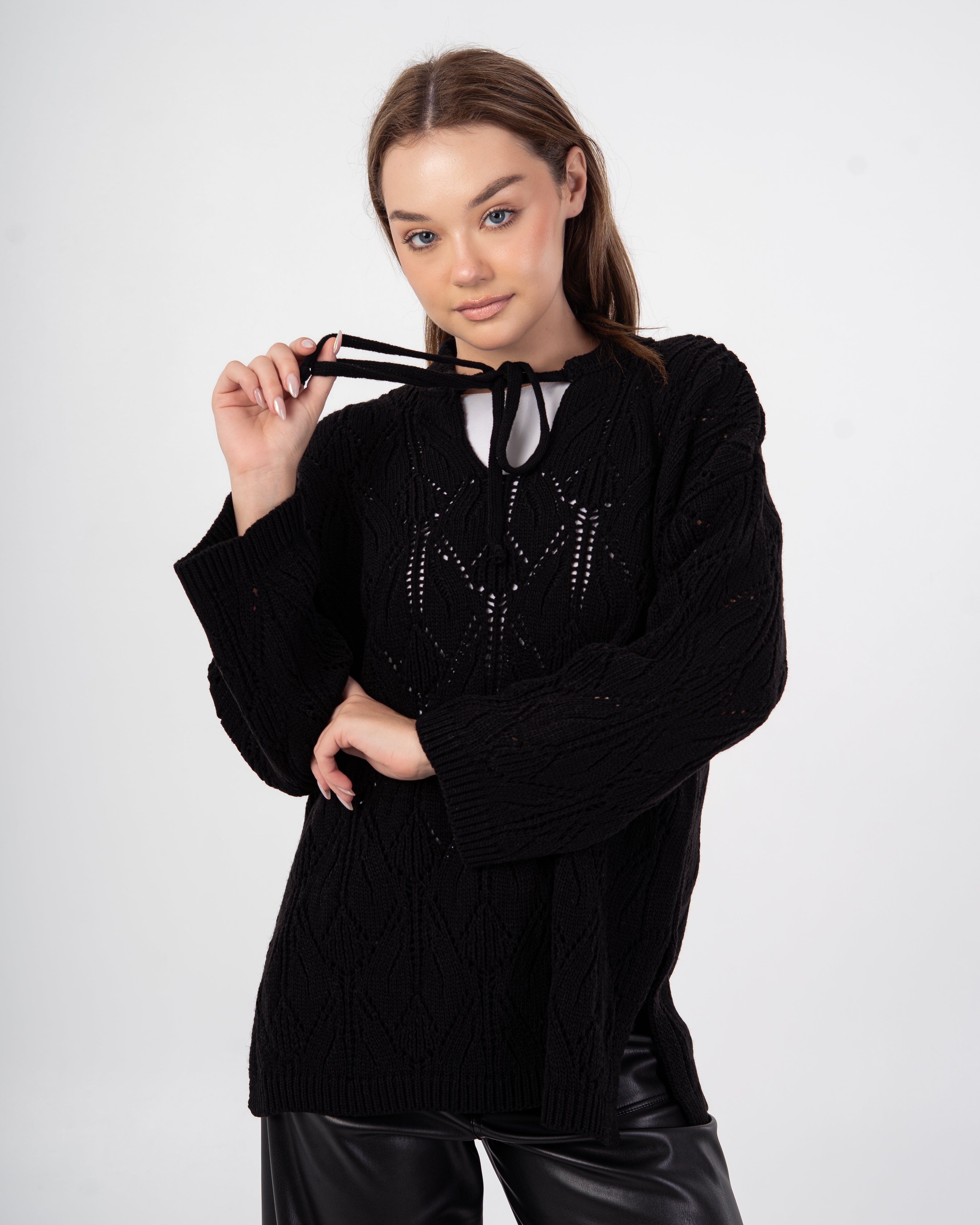 Knitwear Pullover – With Neck Tie